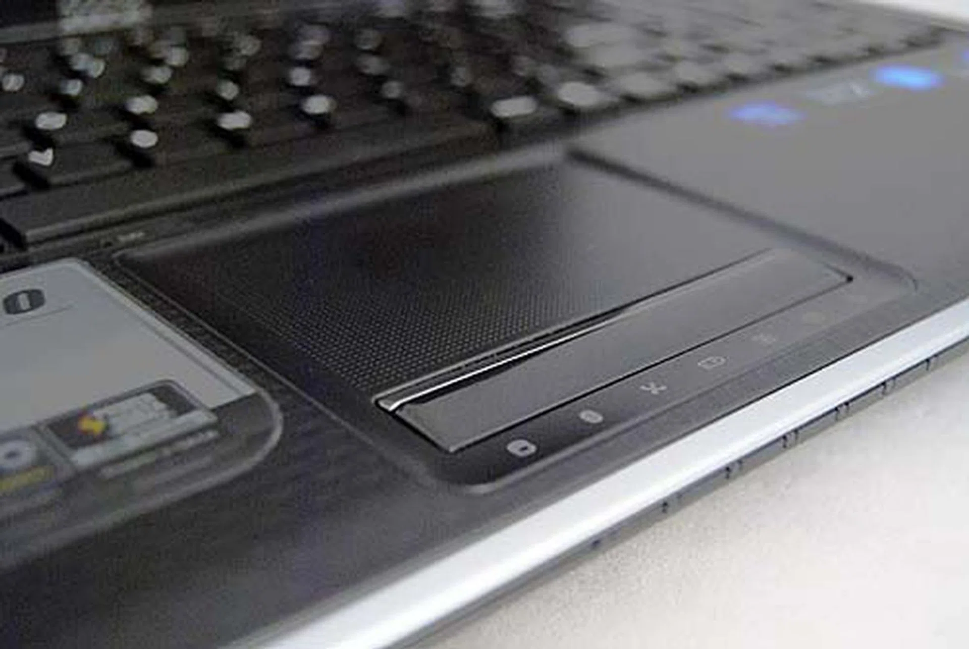 The "self-aware" trackpad of our test unit was frustrating to use, as it would randomly click on its own. Thankfully, we've not yet noticed such reports from other users and MSI has bundled an optical mouse for long-term notebook usage.