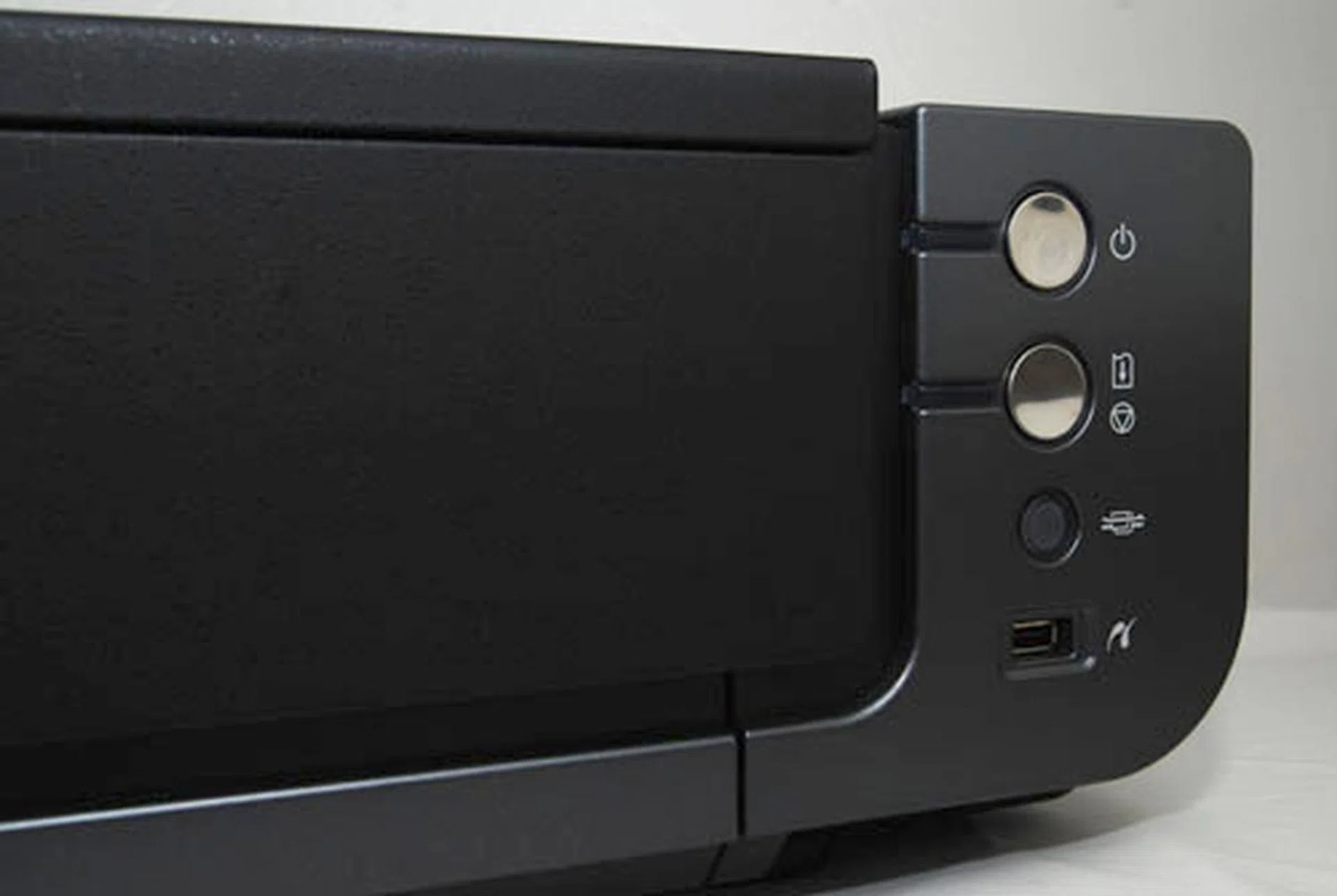 Canon has kept the design minimal, these are the only buttons you get on the Pro9500 Mark II.