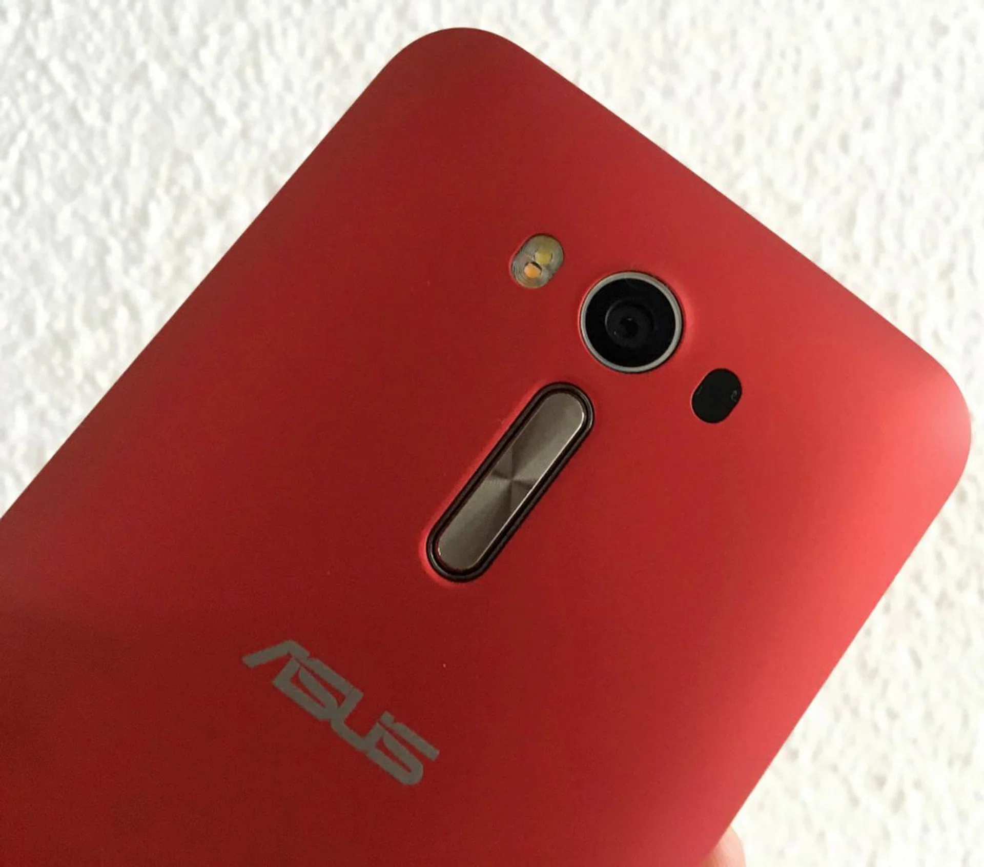 The rear volume control has a metallic finish and provides good tactile feedback .