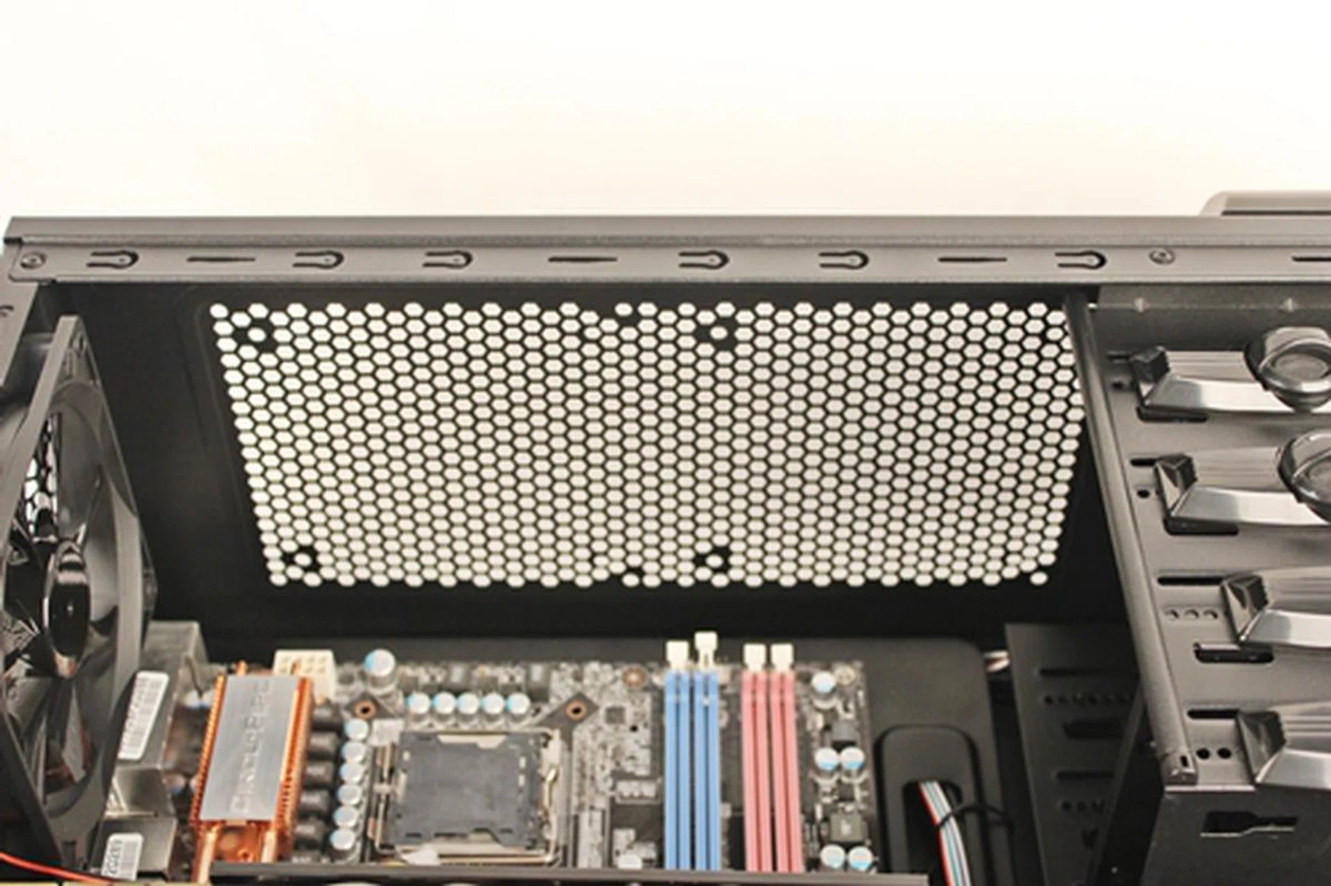 There was also the option of mounting a pair of 120mm or 140mm cooling fans at the top of the chassis.