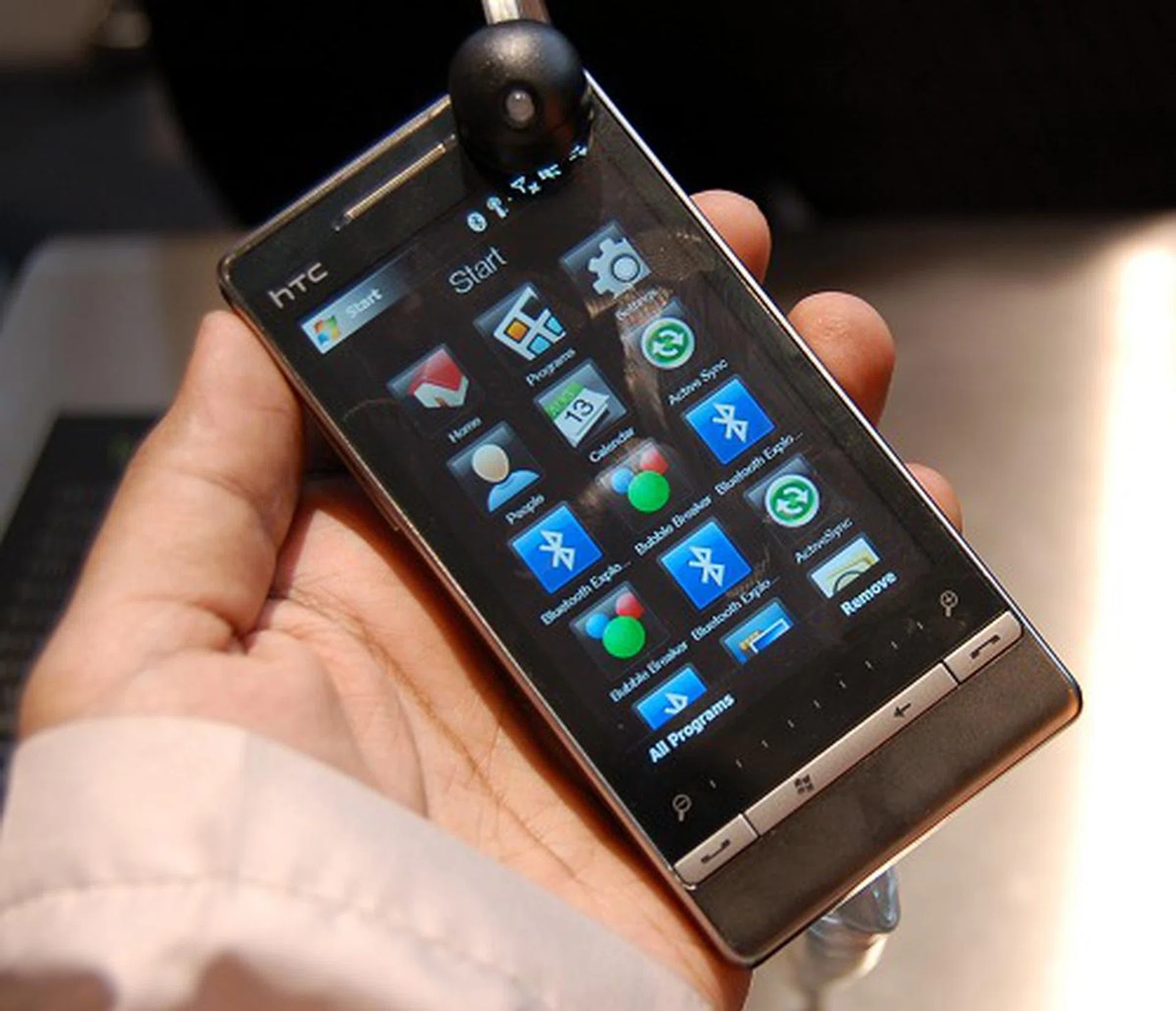  With a larger 3.2-inch WVGA touch-screen and an updated TouchFlo 3D interface, this is one svelte looking phone with a great finish. Special on this phone is a sliding zoom control.  