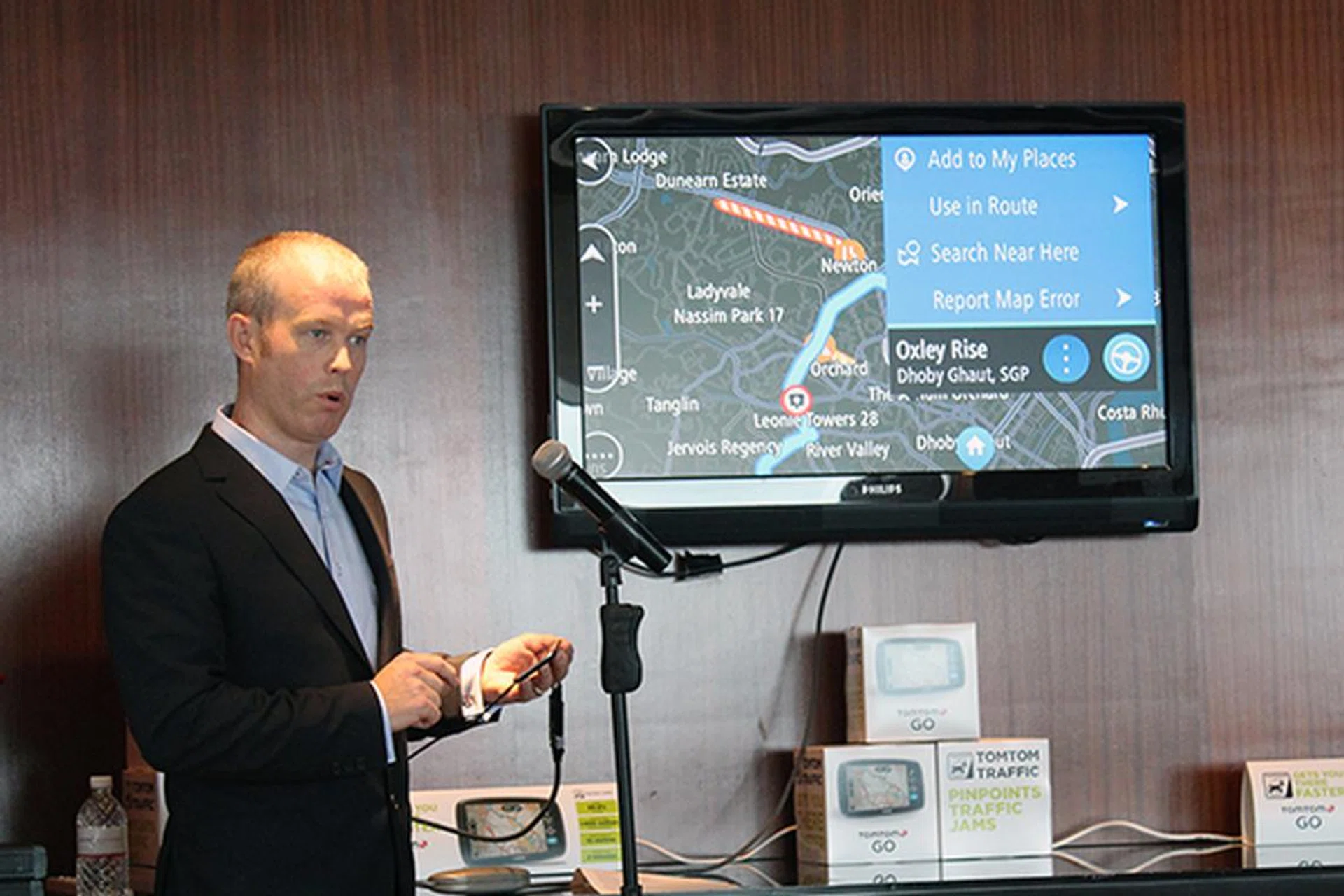 Chris Kearney, Vice President TomTom Asia Pacific, demonstrating the TomTom Traffic feature on the new devices.