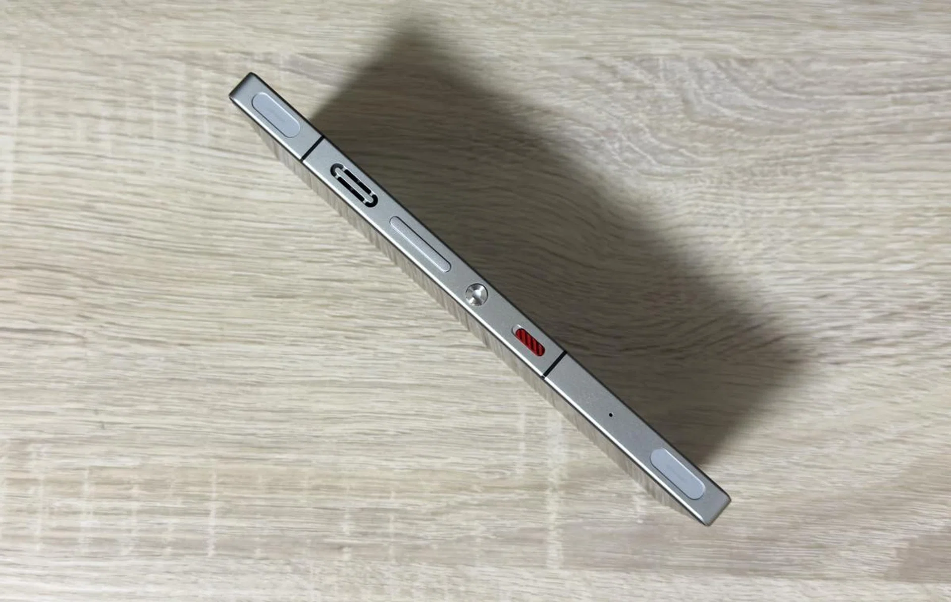 Capacitive triggers, fan intake, power button and Competitive Key. Photo: HWZ.