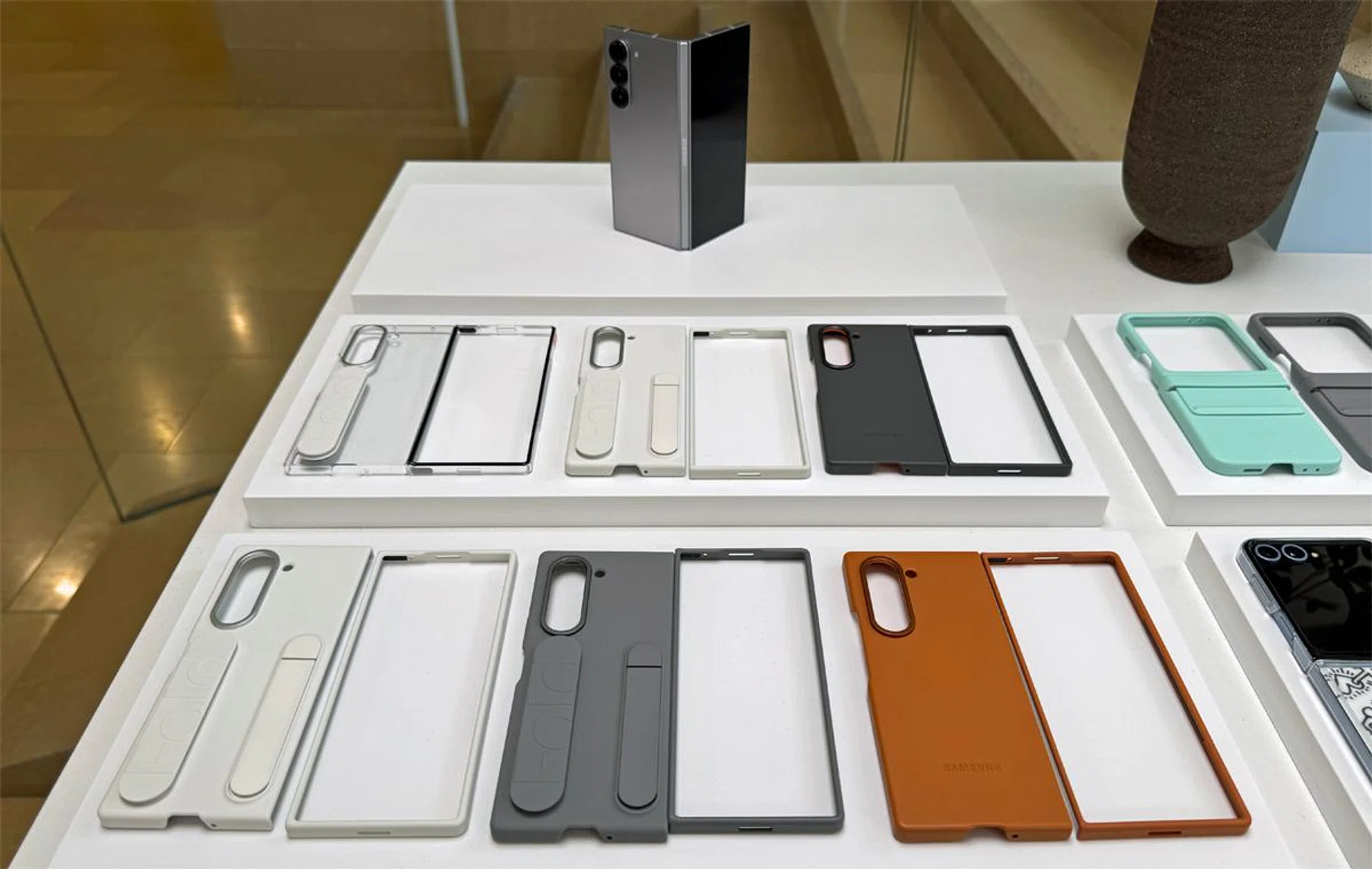 Samsung Galaxy Z Fol6 with its casing options. Photo: HWZ.