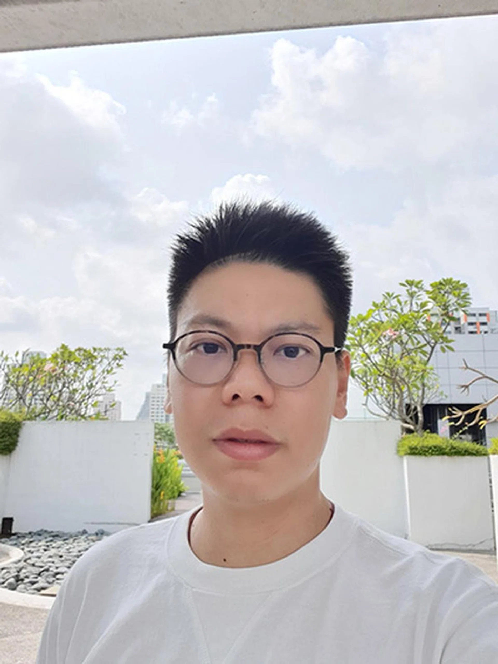 Galaxy Note10+ backlit selfie capture. (Click for full resolution image)