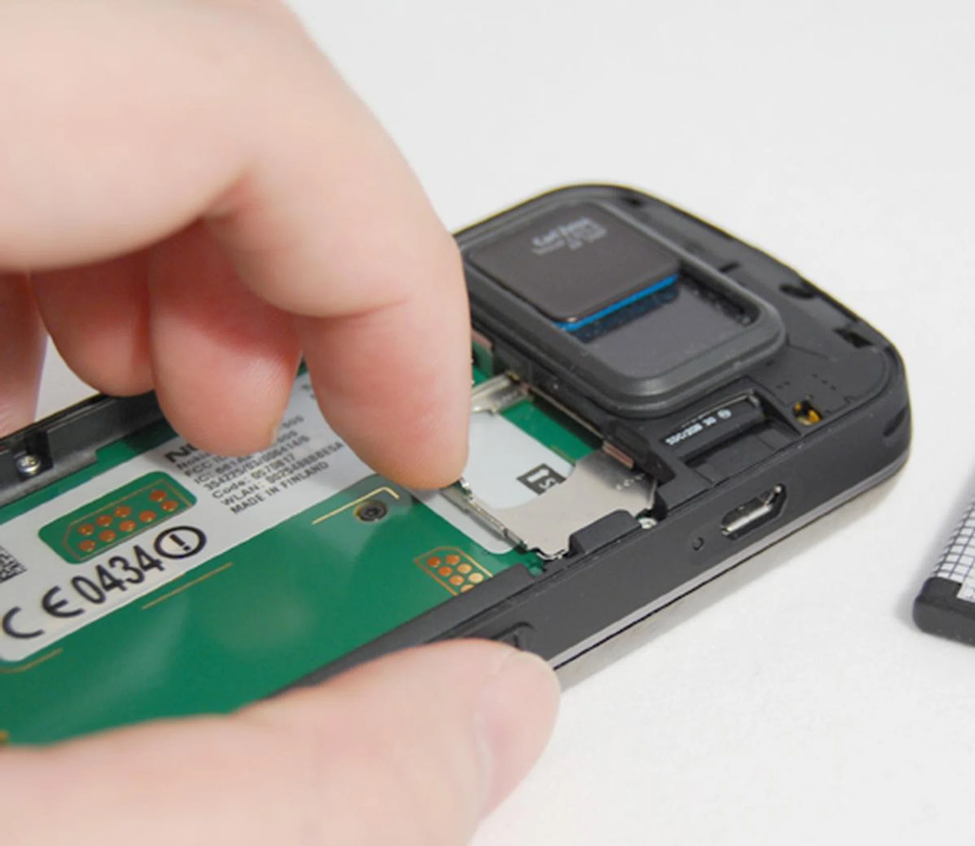 The N97's microSD slot requires one to remove the battery casing before accessing it. Interestingly, we liked how the SIM card tray makes it easier for one to insert or extract the SIM card with no hassle.