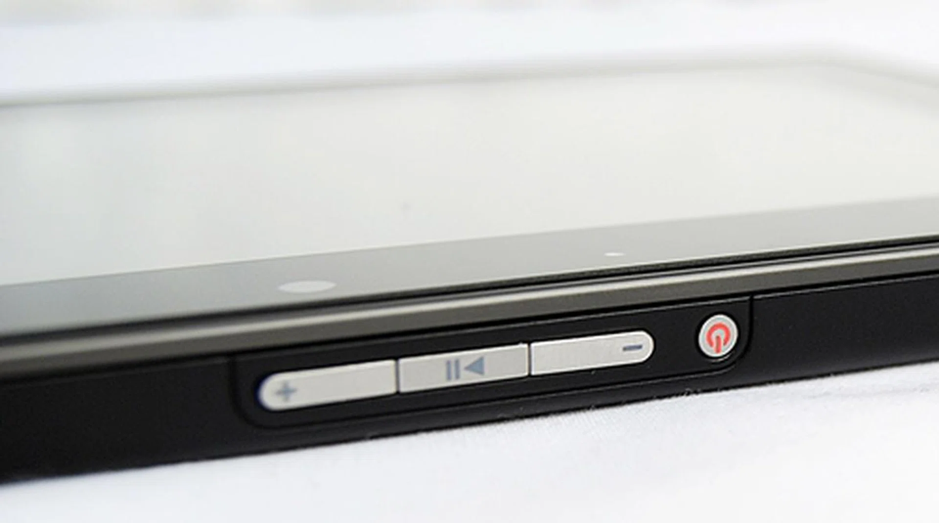 We really dislike the Power button as it is very hard to press. The media control buttons next to it are however much better designed.