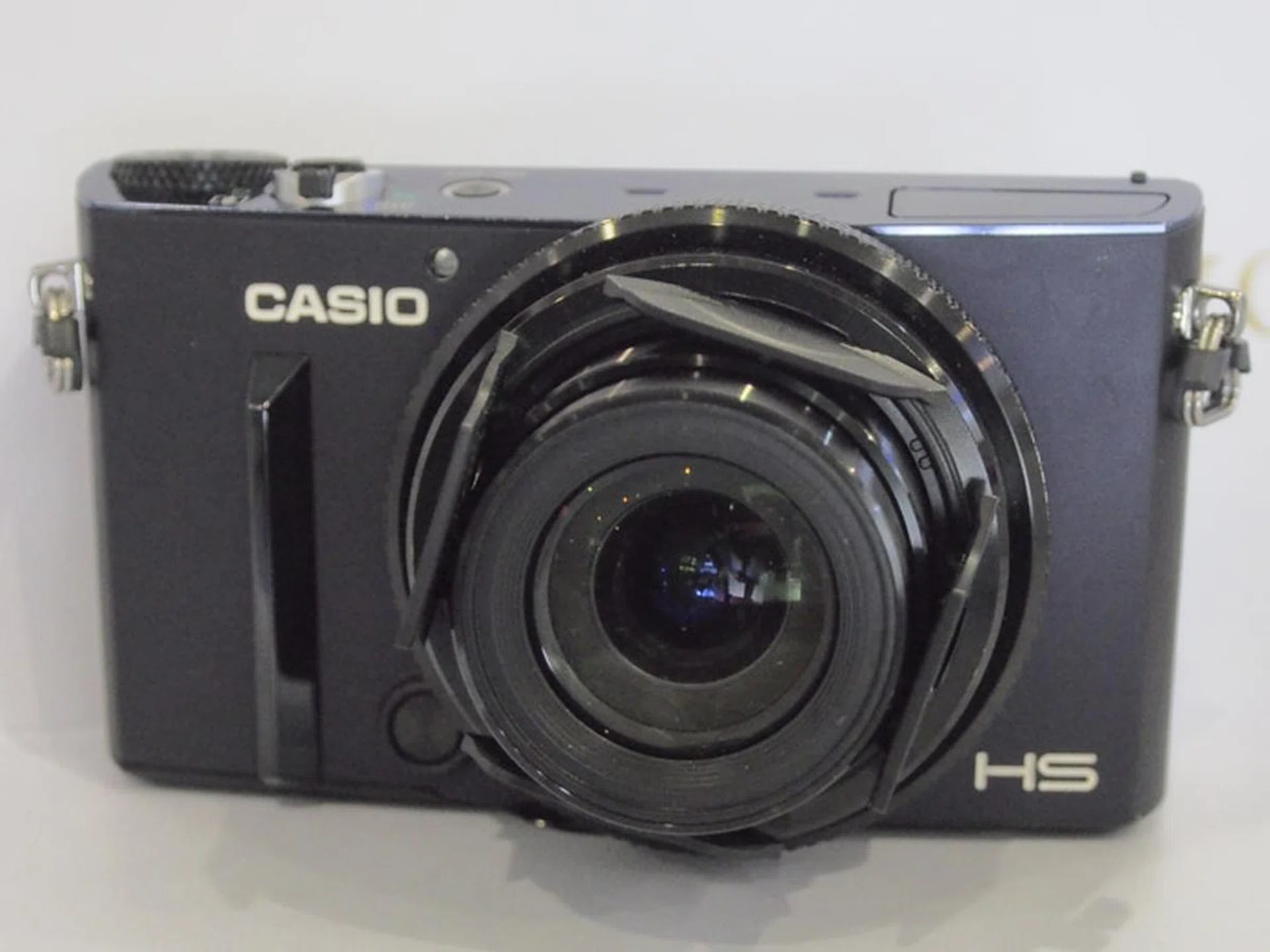 A 12.1-megapixel camera, the EX-10 features a 4x optical zoom and wireless connectivity. It’s going for $699 after instant redemption of $200 in Best Denki vouchers and a special show discount. It also comes with one free 8GB SD card, a case, and a cleaning kit and $200 off when you trade in your old camera. The 200 Casio points you get can also be used towards a 25L dry cabinet and a tripod, making it a pretty good deal overall.