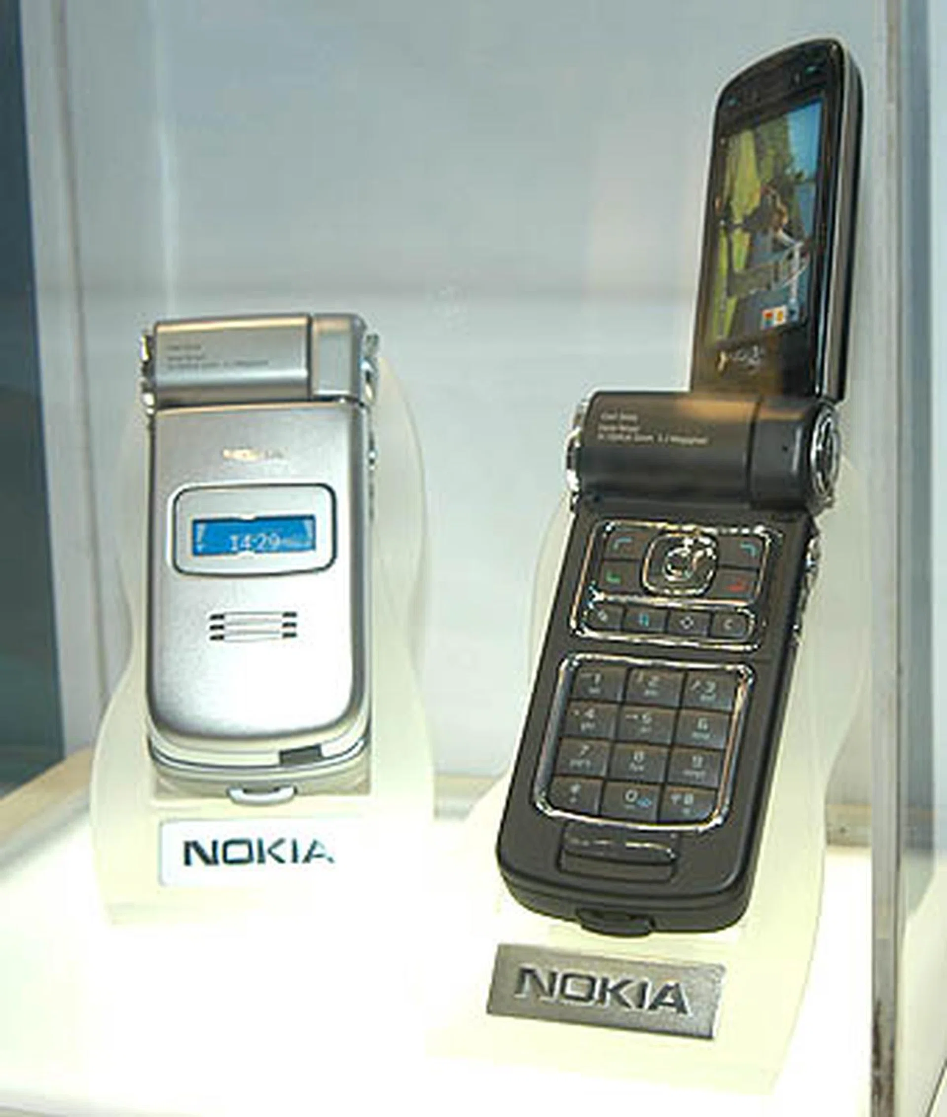 Teasing the crowd was the soon-to-be-released Nokia N93 clamshell. It comes standard with a 3.2MP Carl Zeiss lens capable of 3x optical zoom.