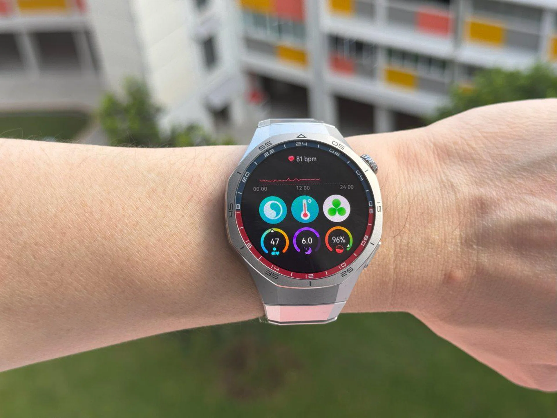 ECG function doesn't work in Singapore, but you still get a host of health and wellness rated stats at a glance. Photo: HWZ