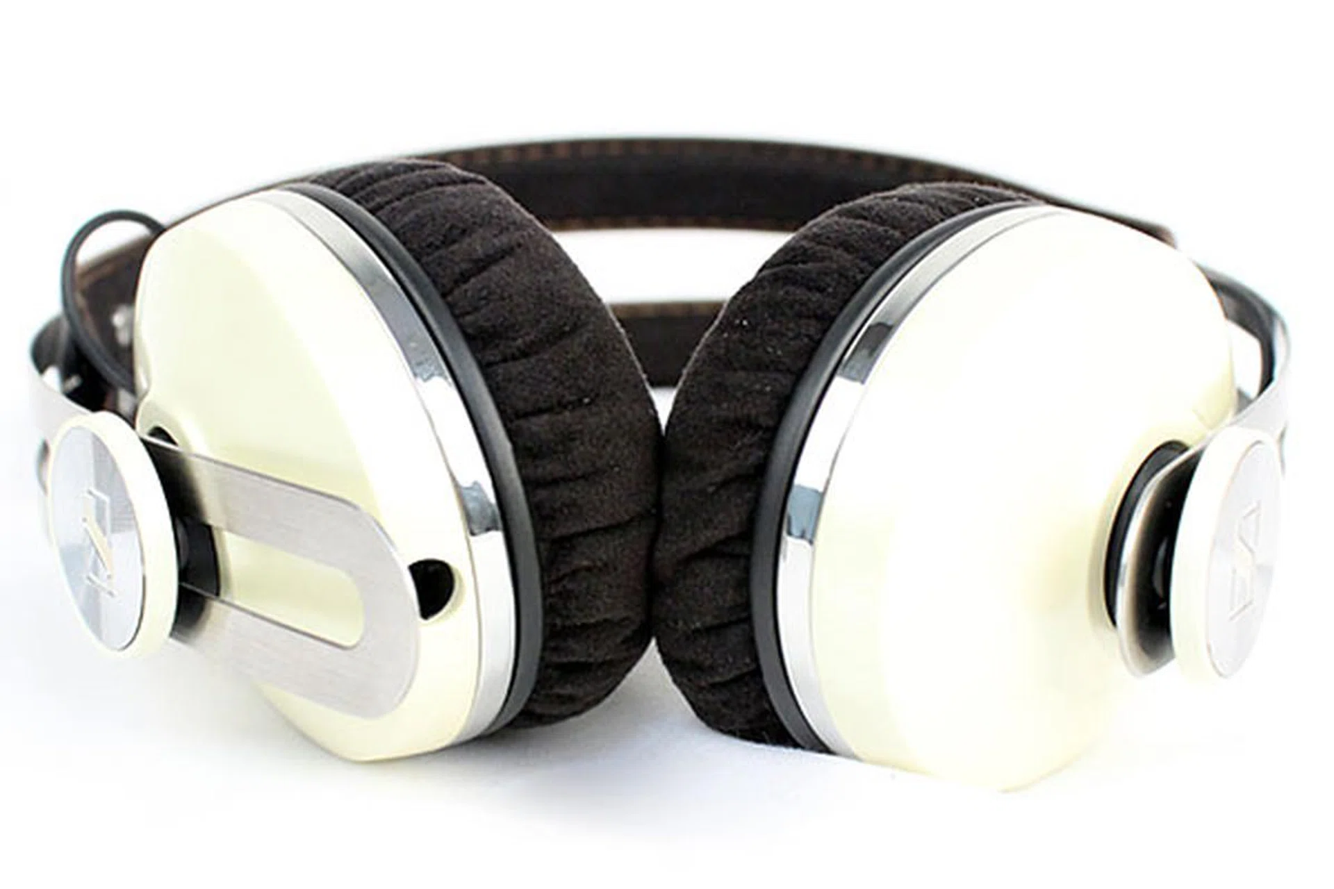The cable for the Sennheiser Momentum On-Ear headphones is detachable.