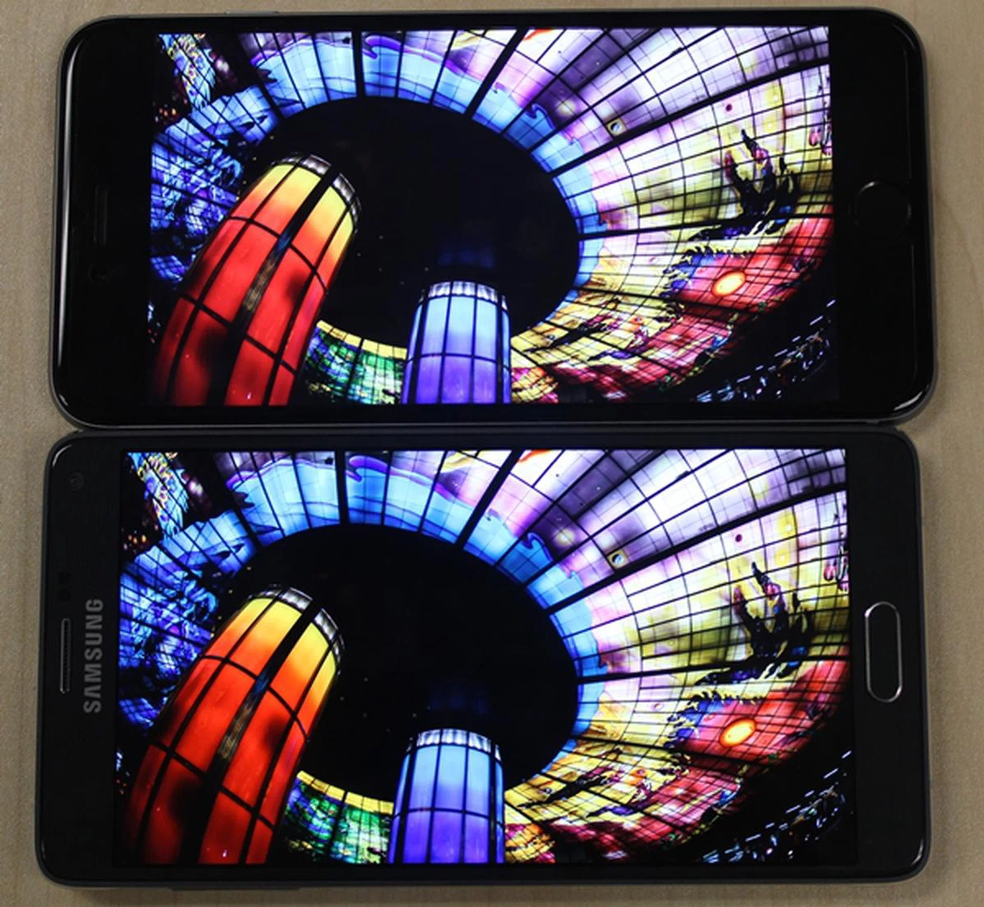 The display of the Samsung Galaxy Note 4 (bottom) delivers richer colors and looks more saturated compared to that of the Apple iPhone 6 Plus (top). Look closely at the reddish orange and purple hues at the bottom left corner of the displays.