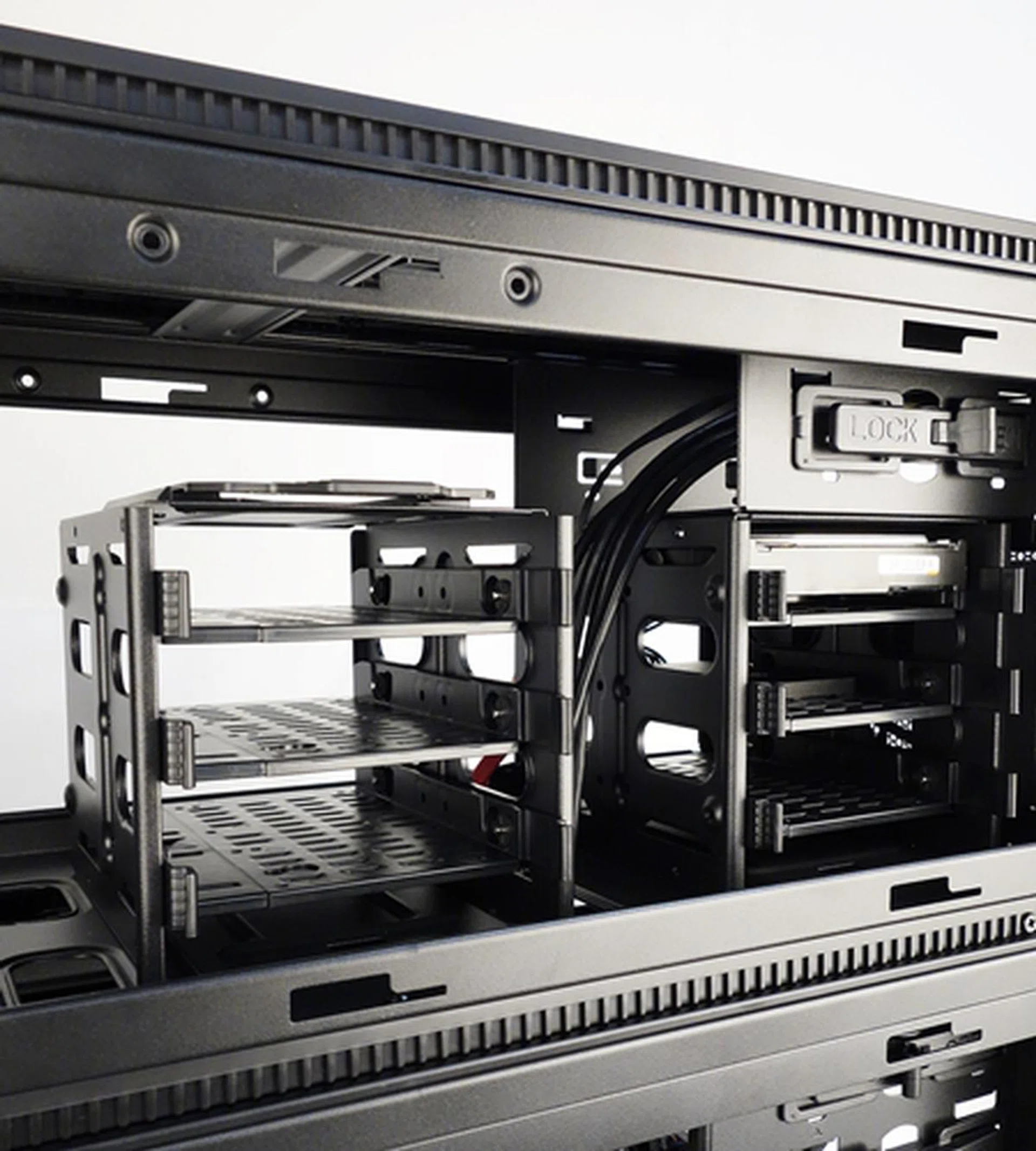 The HAF 915R becomes the exclusive storage space for our storage drives and optical drive.