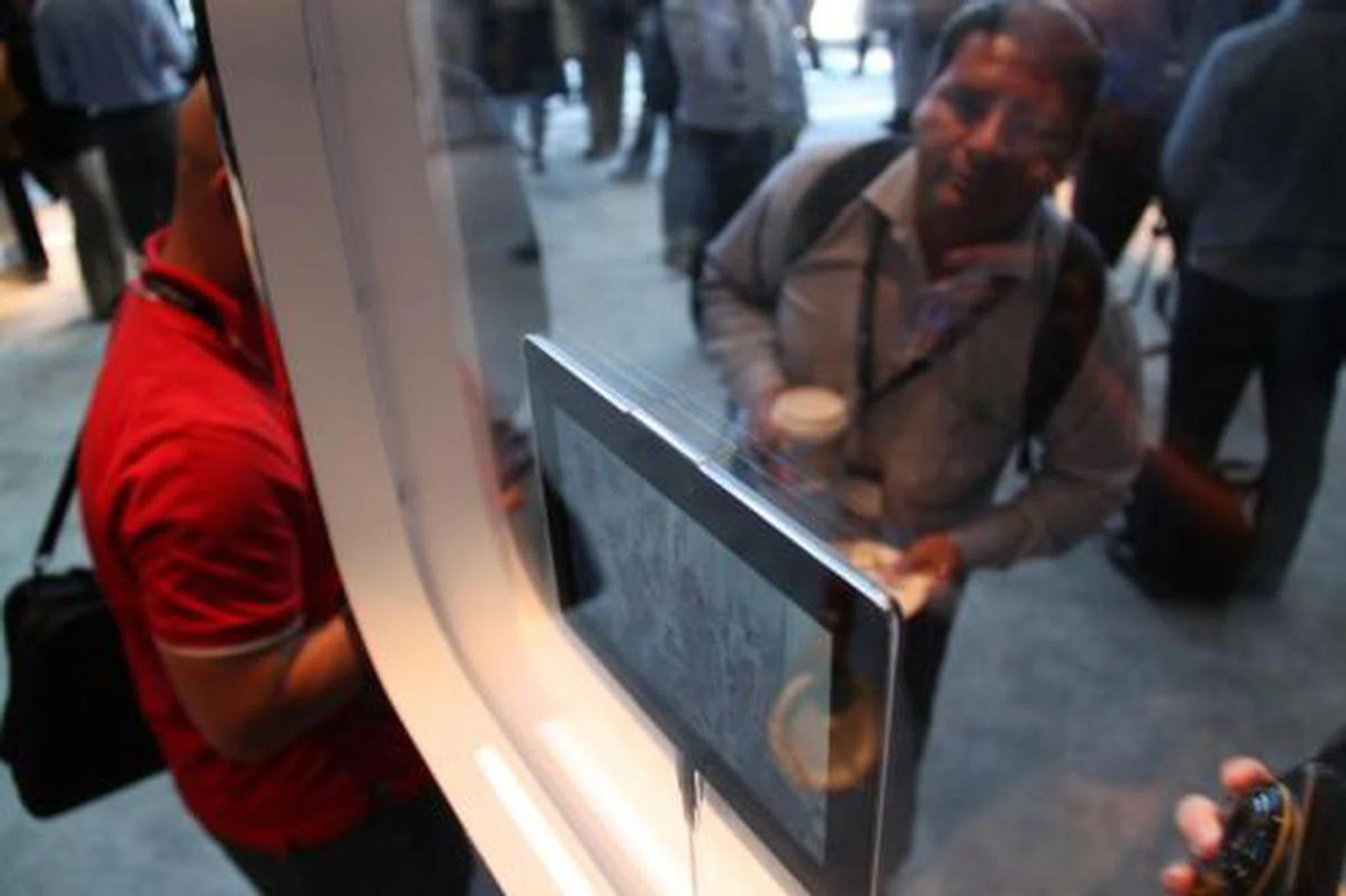 How thin is the PlayBook? Well we tried to take this shot to show it. Technically, it's 9.7mm. 