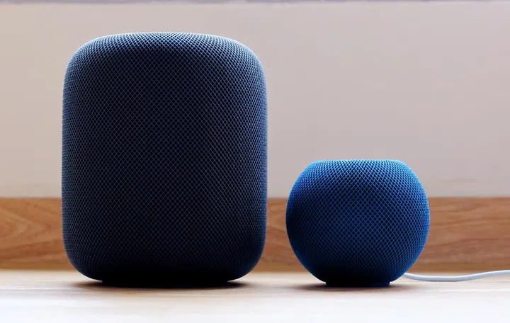 The current generation HomePod and HomePod mini. Photo: HWZ