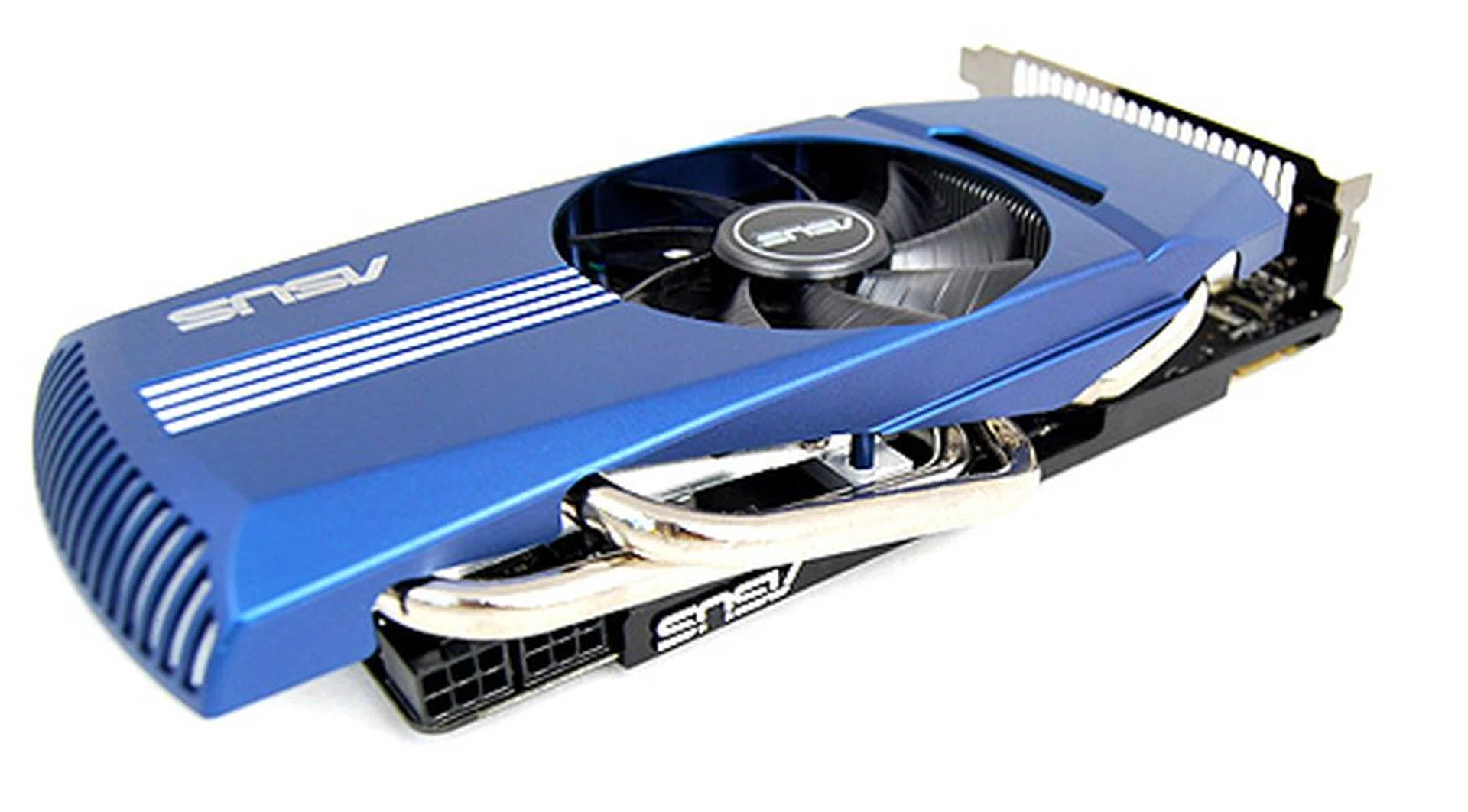 Three thick flat copper heat pipes are extended from the core of the heatsink to ensure that heat from the GPU core is quickly and evenly distributed to other parts of the large heatsink.