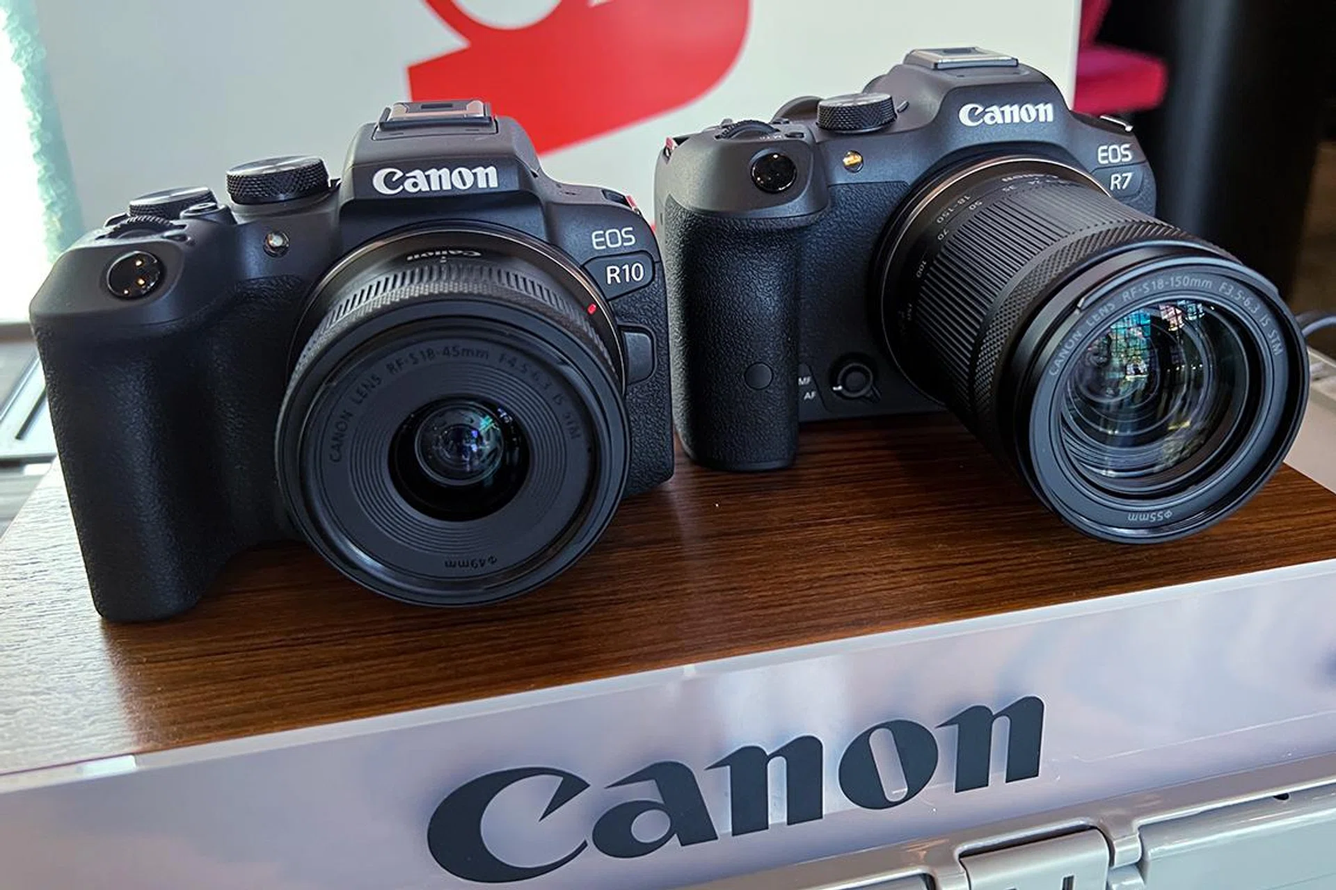 Canon EOS R10 (left) and Canon EOS R7 (right).