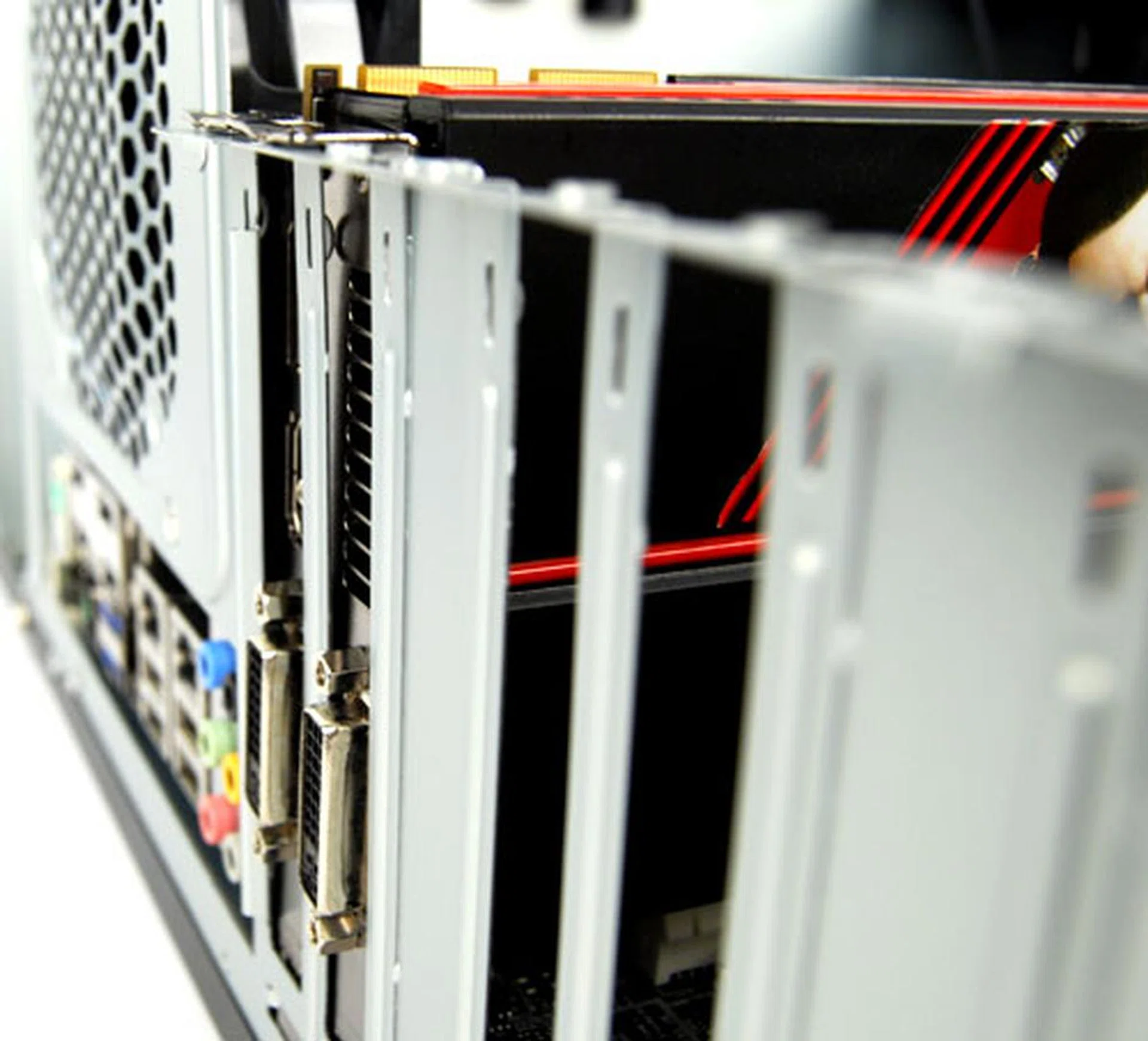 Worst of all, the expansion bay slots were poorly aligned. Seen here, the slots don't sit flush with our graphics card. Since the card wasn't flush with the slots, we experienced great difficulty in securing the card since the mounting bracket won't sit properly on the card's back plate.
