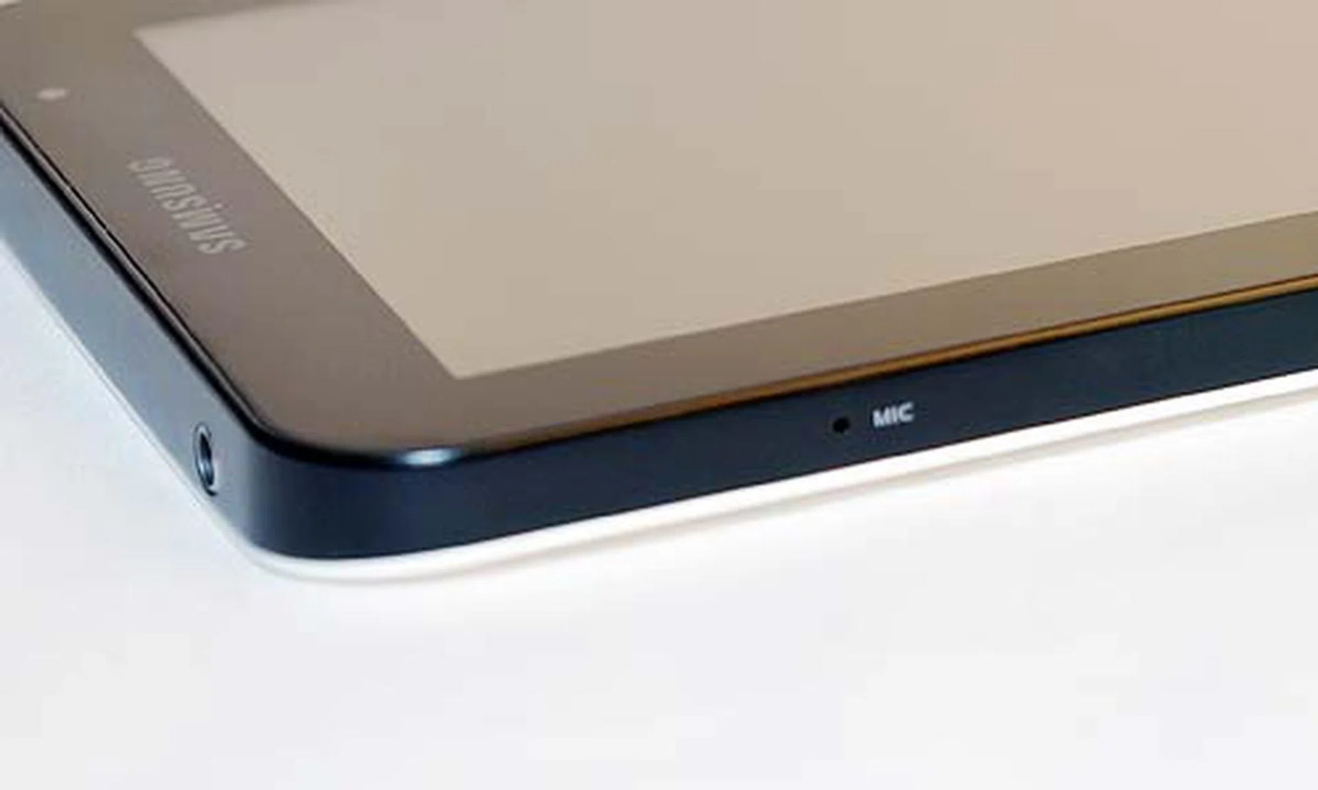 The microphone is located on the left side of the Galaxy Tab while at the top, you'll find a 3.5mm headphone jack.