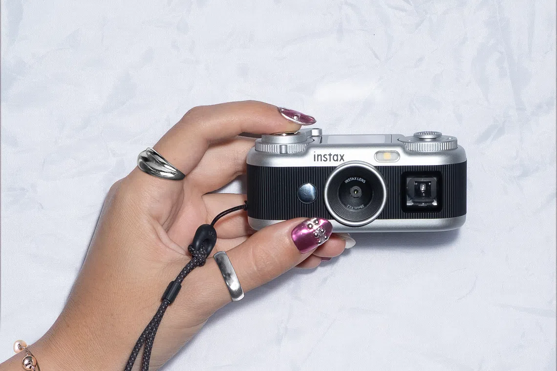 Fujifilm представила камеру Instax Pal 2 и принтер Link Wide 2