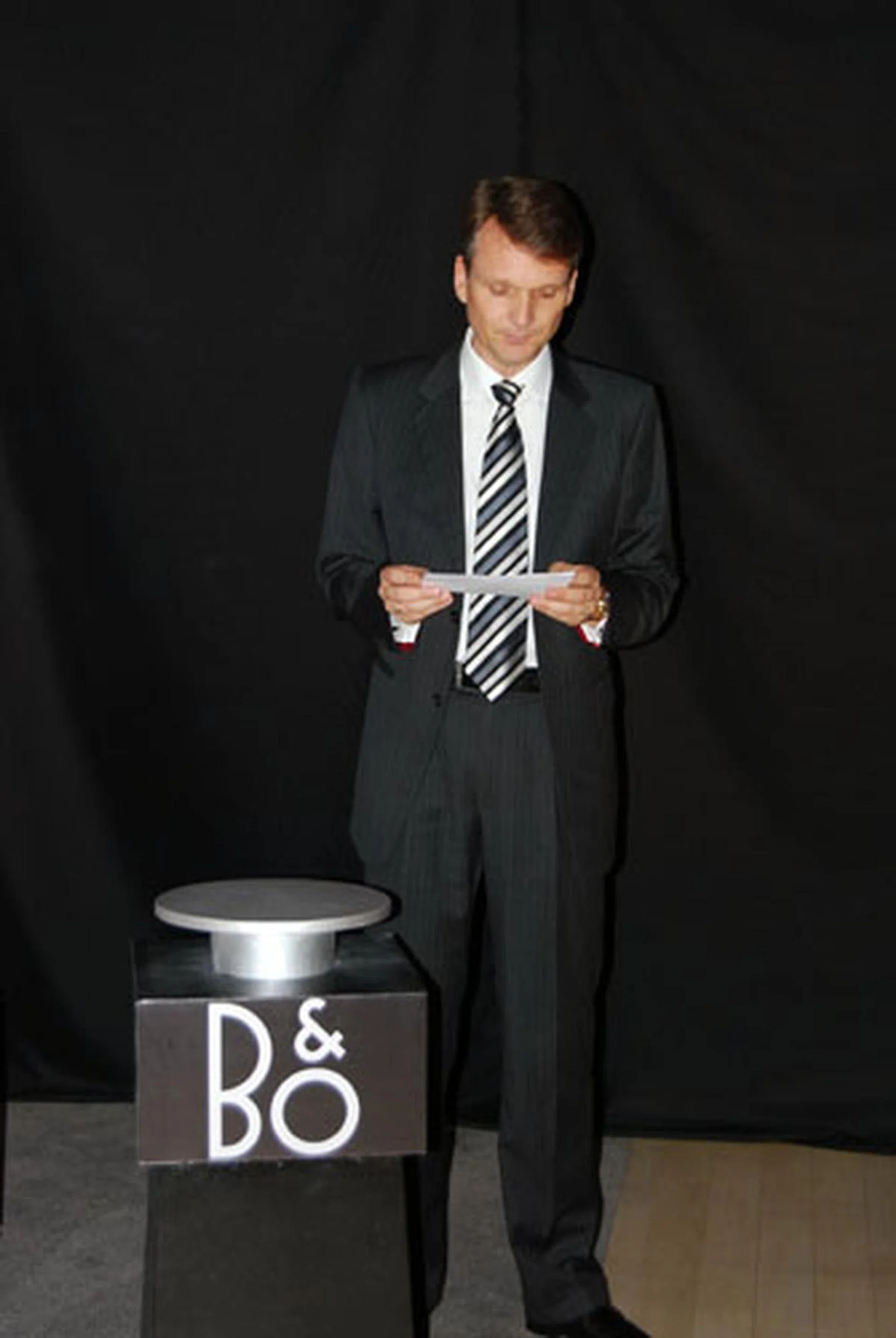 The event was kick-started by Mr. Lars Myrup, Managing Director, Bang & Olufsen Asia. Before unveiling the BeoVision 4-103, he teased participants by speaking at length about the BeoVision 4-103's technological achievements and features. 