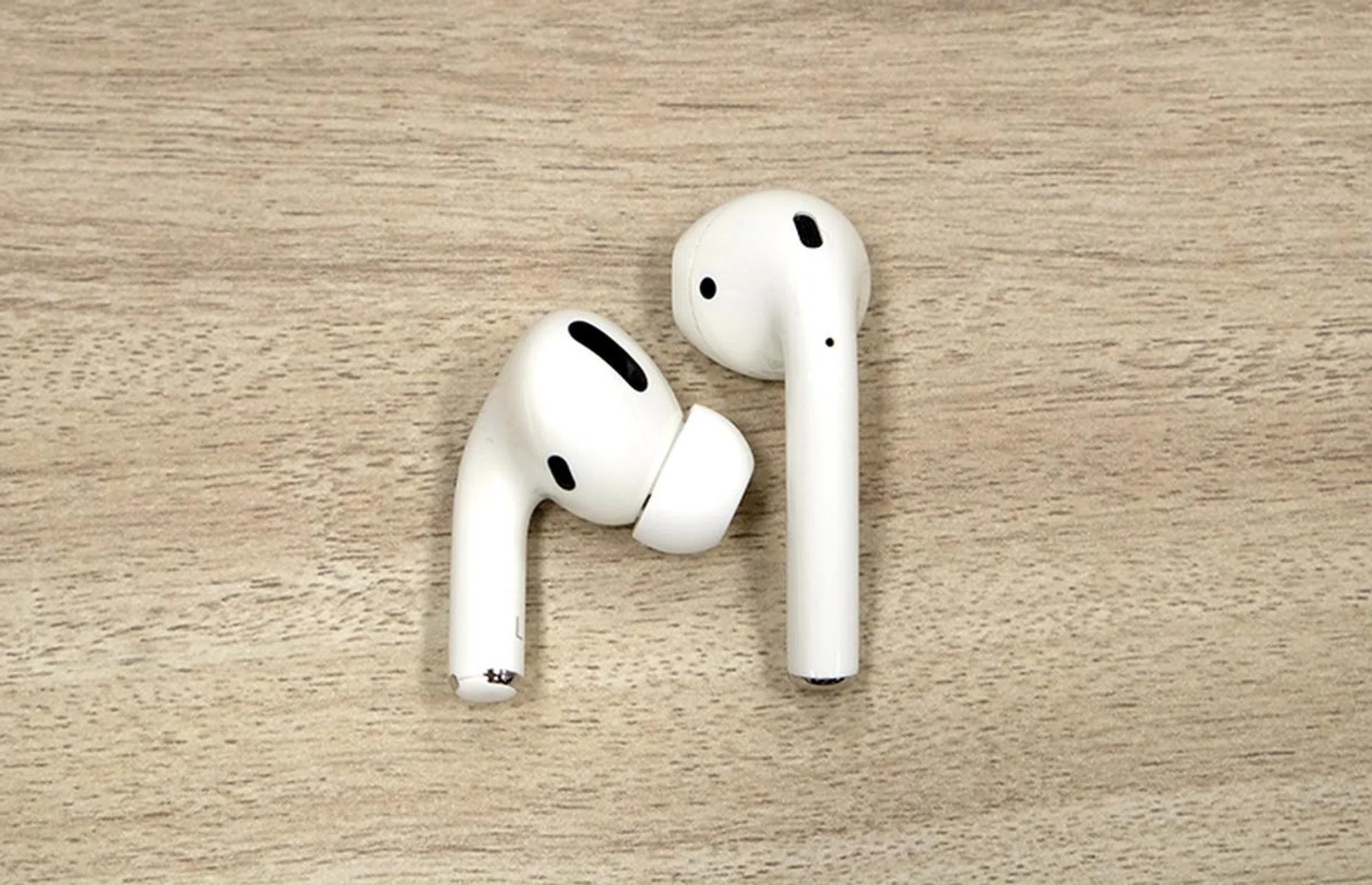 AirPods Pro on the left, regular AirPods on the right. The AirPods Pro look similar but there are actually many changes in the design.