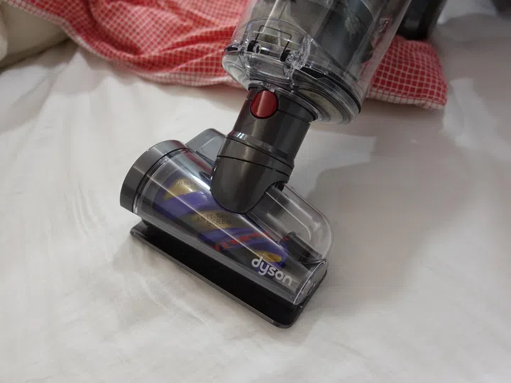 Let the Hair Screw Tool handle long clumps of hair and even pet hair with ease. Never worry about it getting stuck or tangled in your vacuum head. (Image source: HardwareZone)