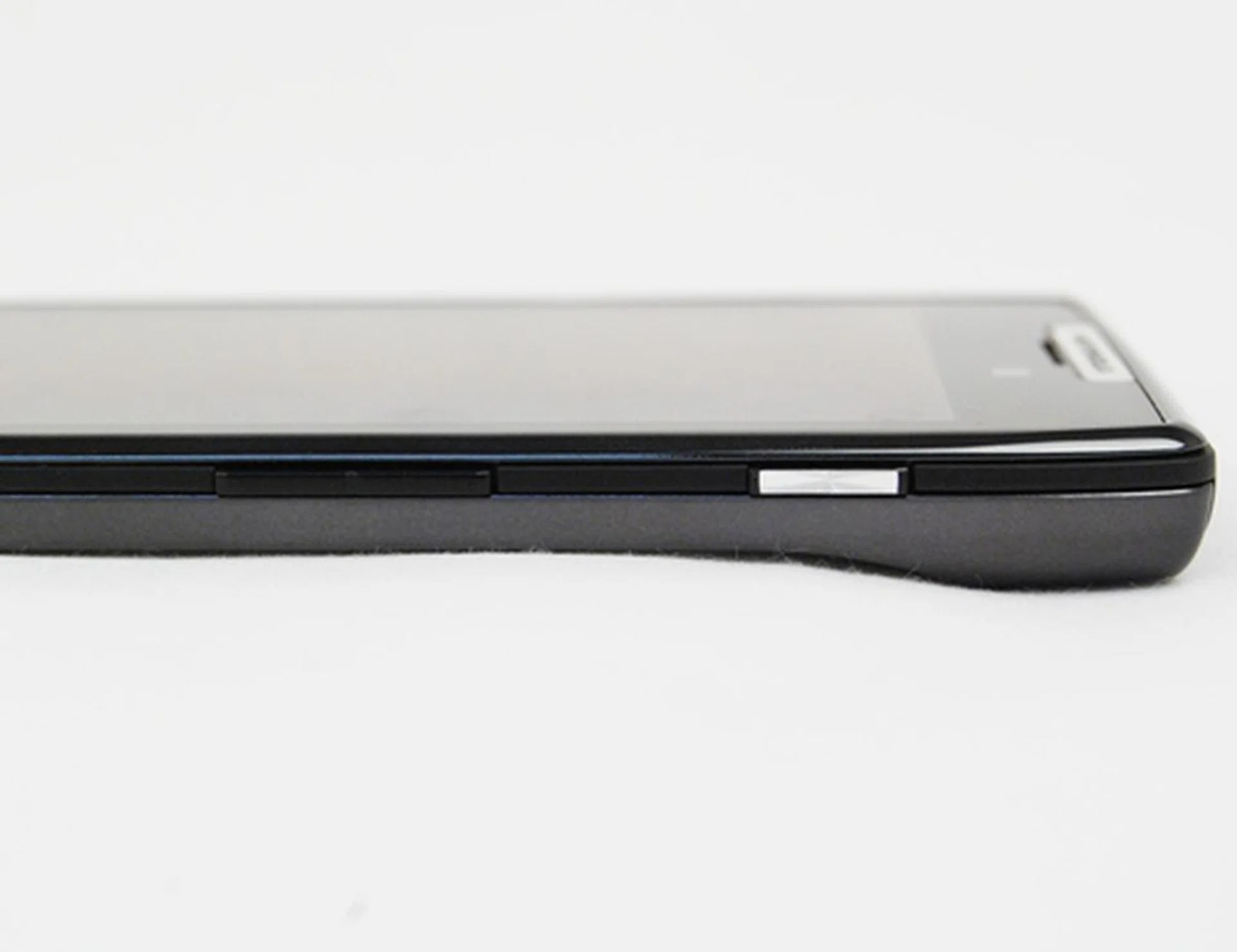 Notice the attractive silver-accented button at the top of the right profile? Yes, that's the power/sleep button. Slightly below it, you can find the volume controls. While these buttons are flat, they are relatively easy to press and are responsive. The volume controls could do with a little more length, but this isn't a big complaint on our part.