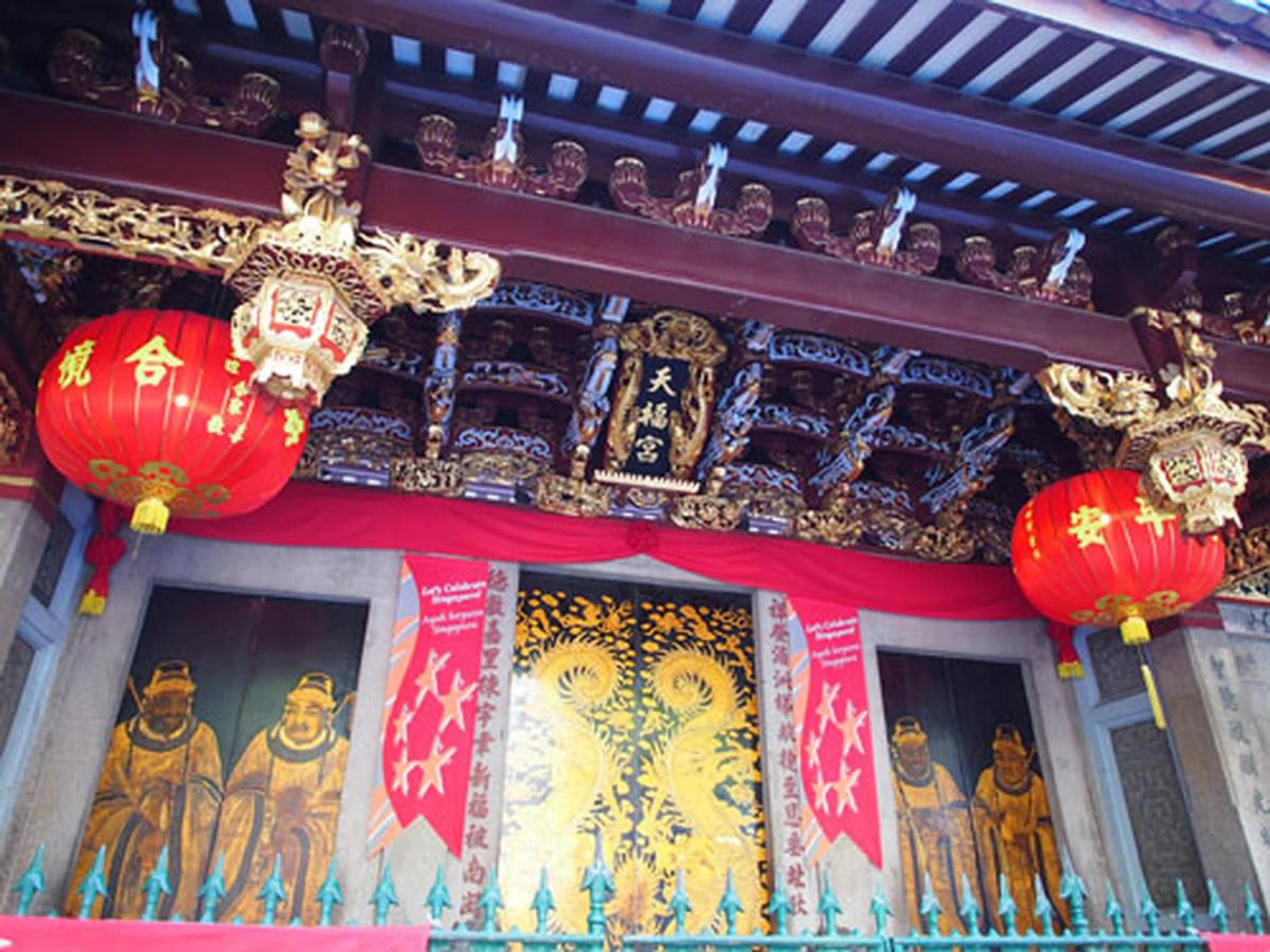 f/2 at 24mm (35mm equivalent), 1/60 sec, ISO320. Click for full-resolution image.