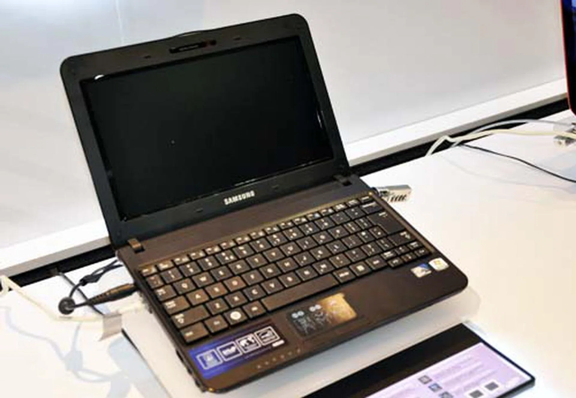 On the inside, the Samsung NB30 features the usual Intel Atom N450 while also sporting a HDD sensor that parks the hard drive heads in the event of a drop and has an anti-reflective 10.1-inch LED display. Feature fit for serious business users.