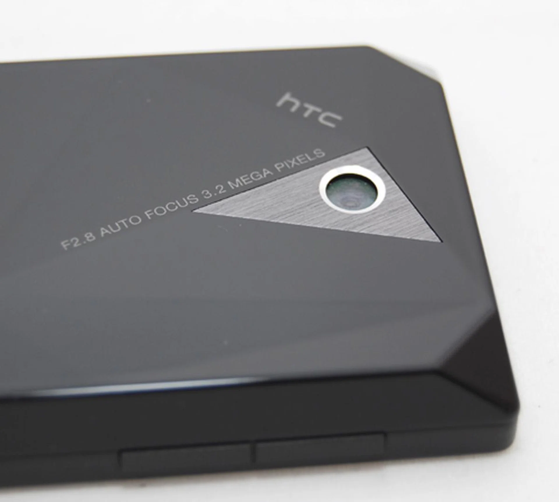 With a 3.2-megapixel camera located right smack at the back center, the prism-like facets are the reasons for the Diamond moniker.