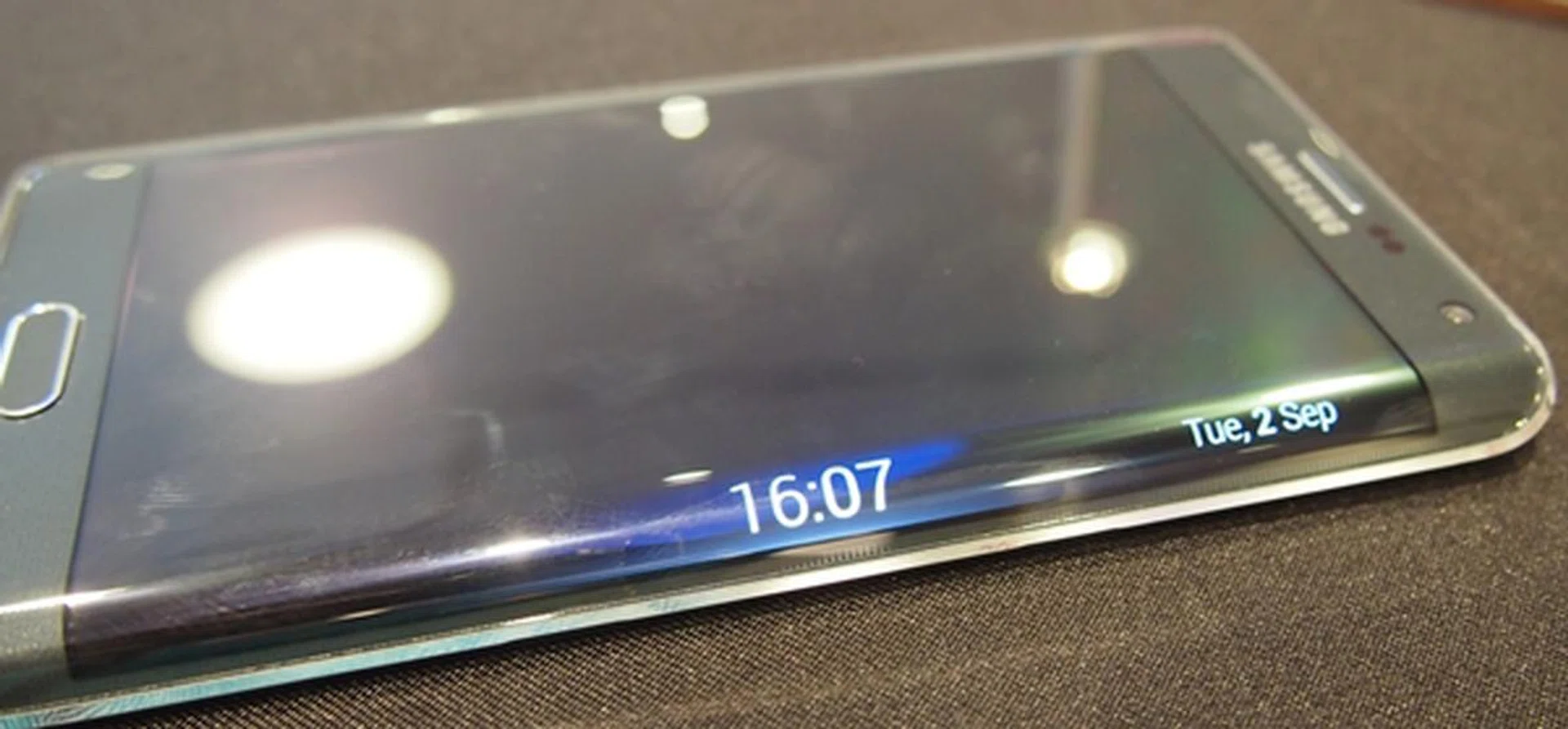 Simply rub the middle section of the curved edge to view the time. This is Night Mode which must be enabled in the settings.