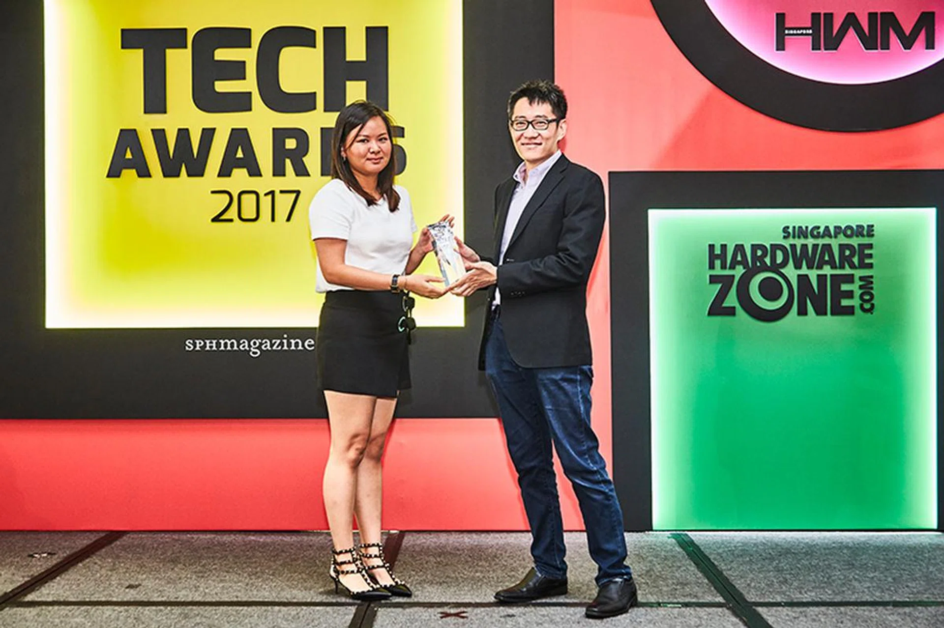 The Nikon D5 is the winner of our Editor's Choice award for Best Professional Interchangeable Lens Camera. Accepting the award here is Ms. Valerie Goh from Nikon.