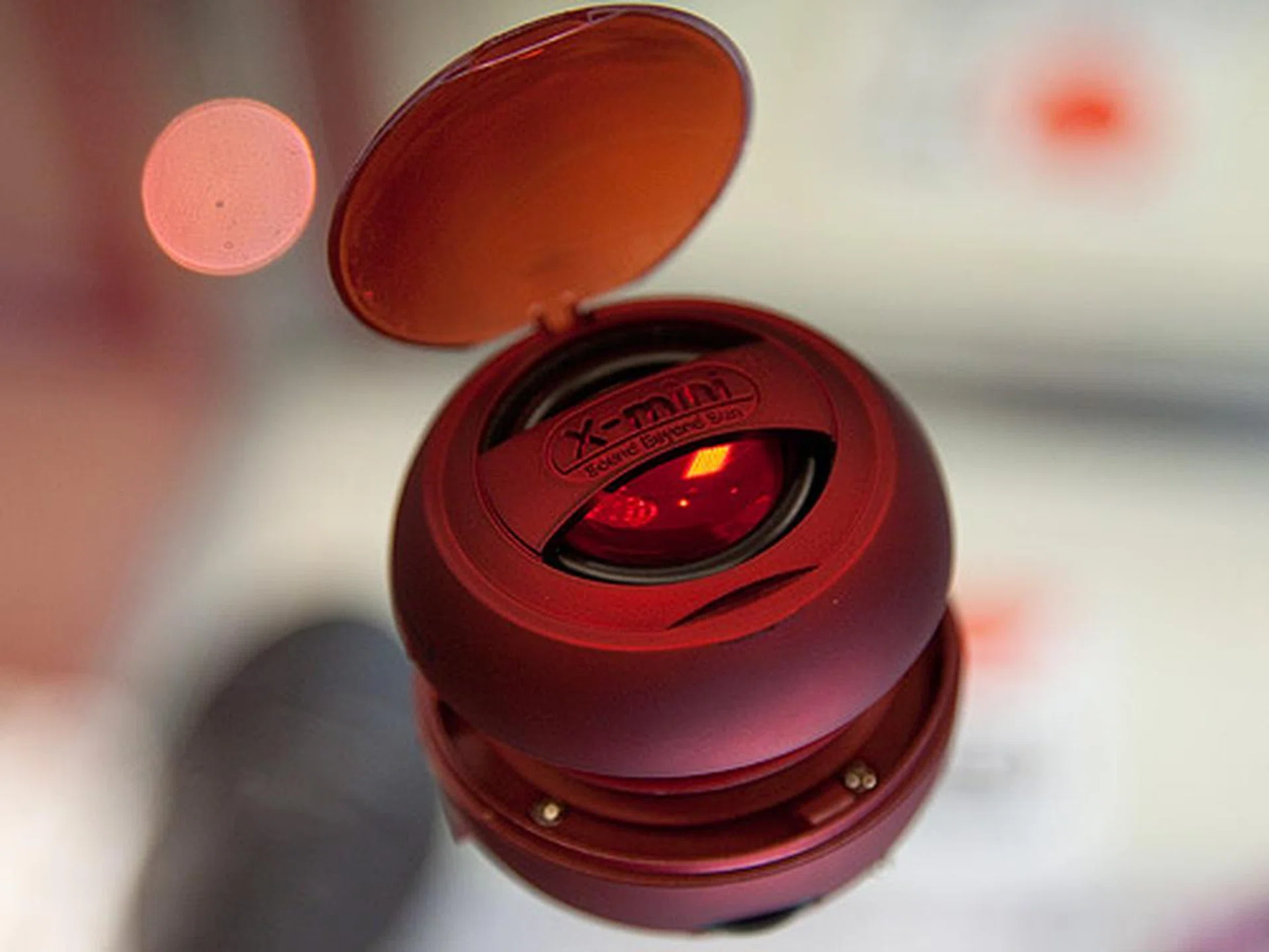 There's also the new X-mini v1.1 CapsuleSpeaker which comes with a new 36mm driver and a snazzy lid that helps protect the driver and direct the audio. It offers playback of up to 6 hours when fully charged and output capacity of 2W.