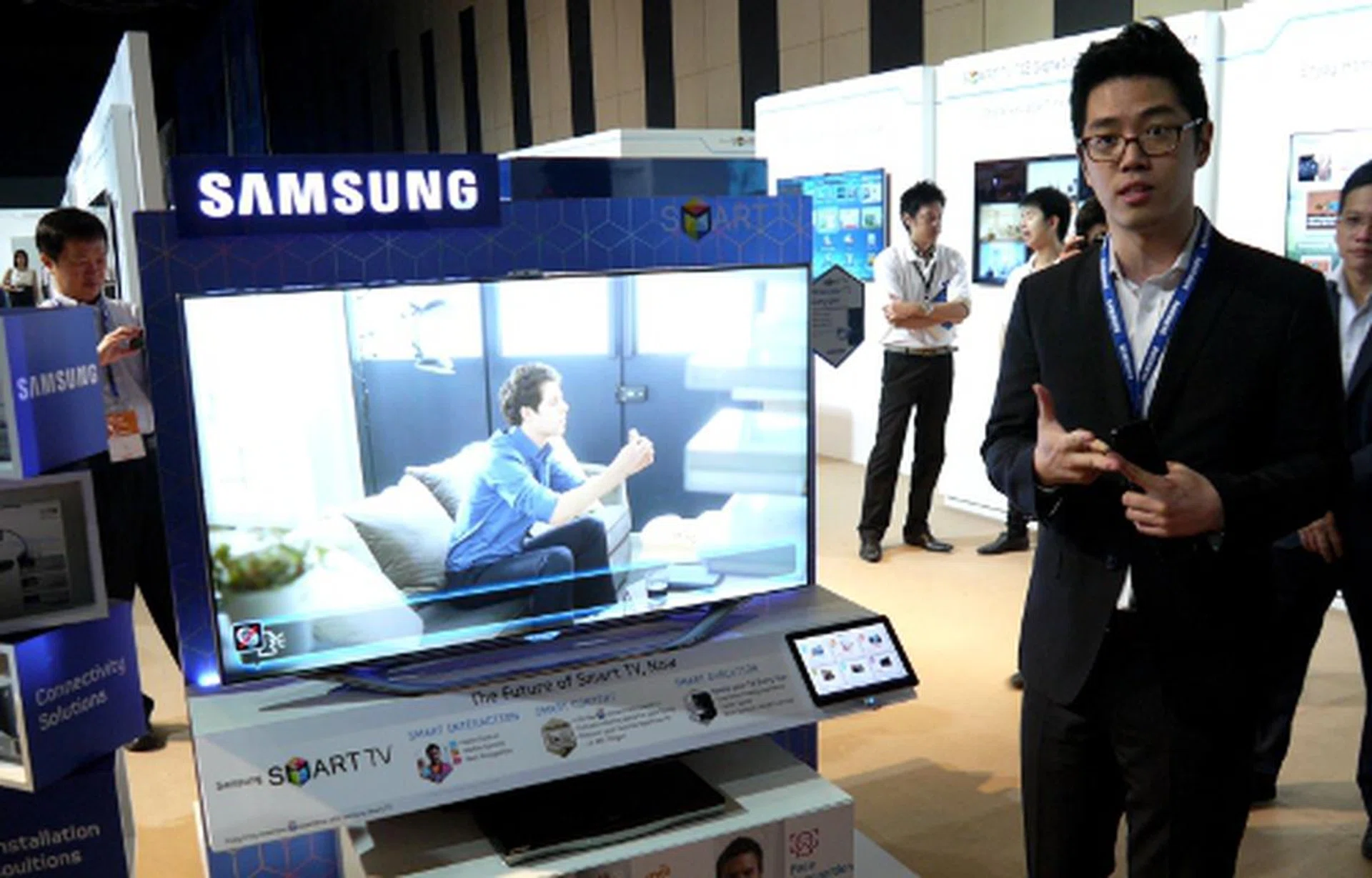Samsung's flagship ES8000 LED TV model will tout 3D capabilities and a pseudo refresh rate of 800MHz, also known as Clear Motion Rate. Not to be confused with local dimming, the ES8000 will also feature Samsung's Micro Dimming function where the LED backlights and video signal are tuned to achieve peak white levels in areas of lower gradation.