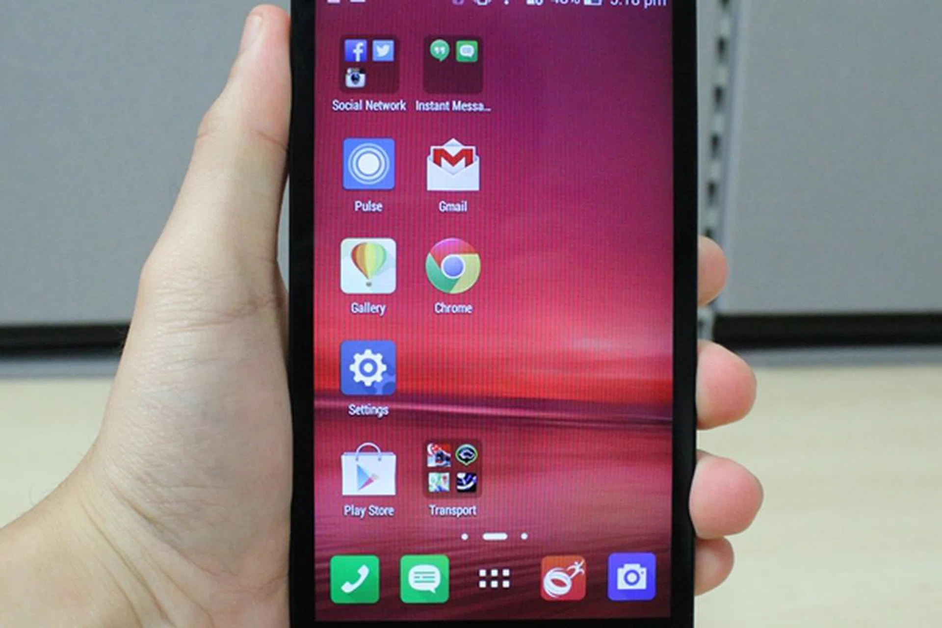 The ASUS ZenFone 6 is the biggest and the meanest of the three models in the ZenFone series.