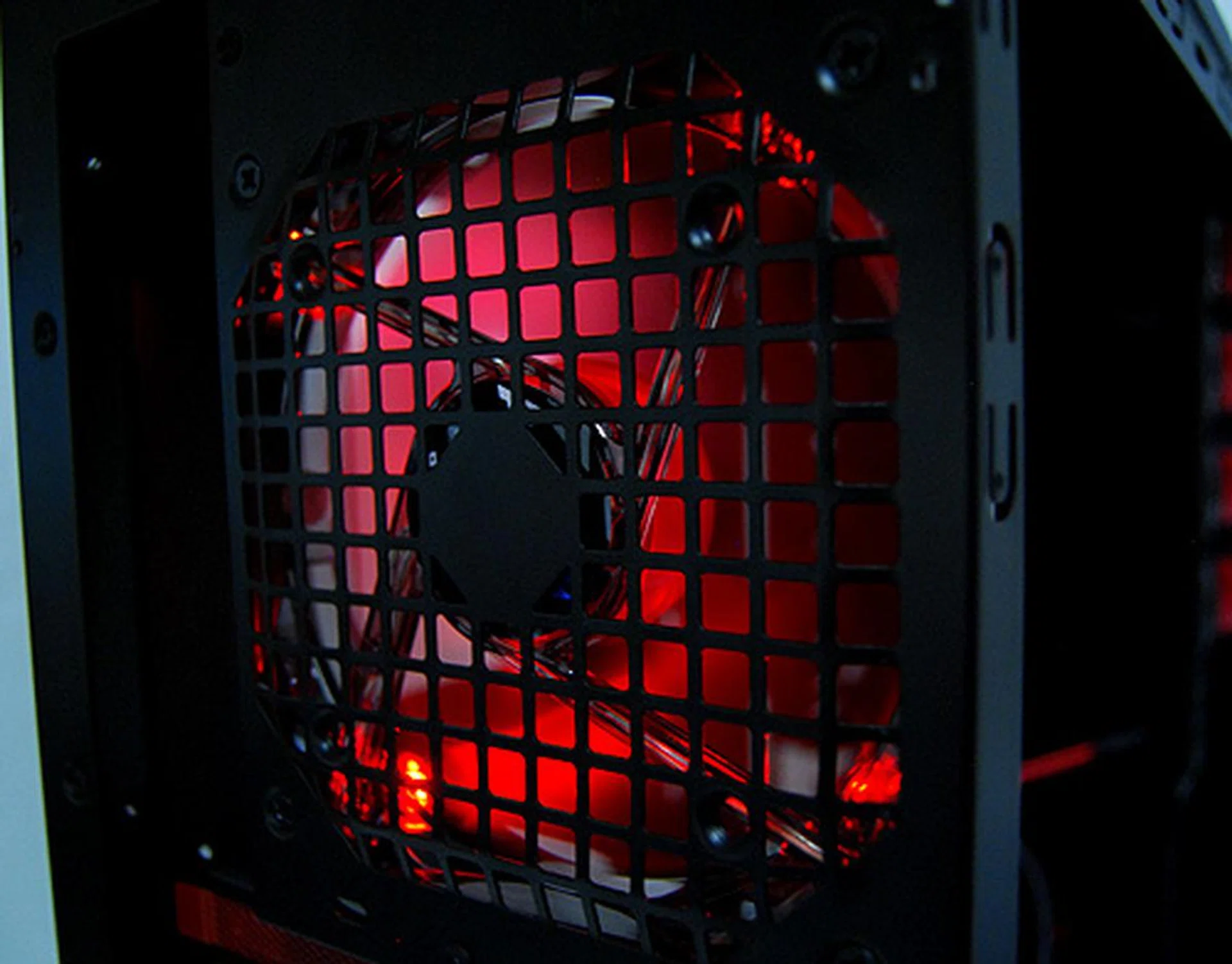 At the back there's another 120mm exhaust fan complemented with red LED light. Again, there's no switch to turn off the lights, so you'll have to bear with it when you go to sleep.