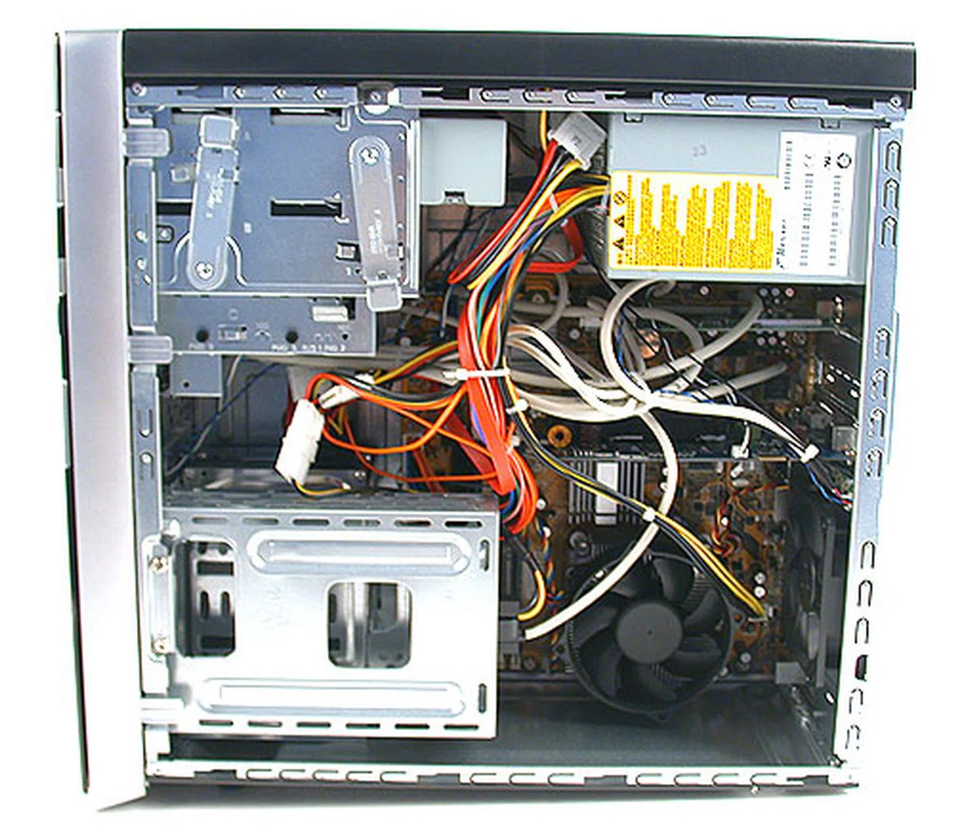 It's quite a mess internally, with the cables resembling a bird's nest. We expected more capable cable management from an established vendor. Together with the relative lack of ventilation fans, this is definitely not ideal. Looking at this arrangement, upgrading any of the components by yourself could also be a chore. 