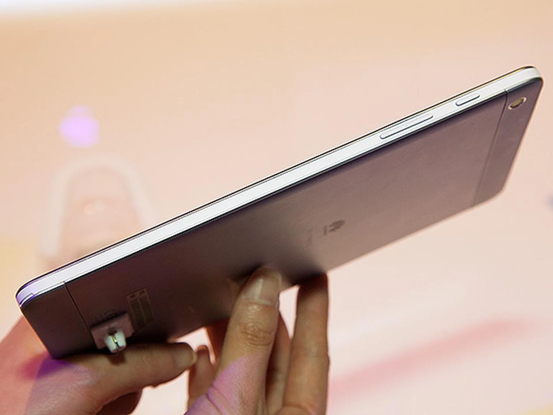 The MediaPad M1 measures 7.9mm in thickness. Also, you'll find both the power and audio controls located on the right flank of the device, as shown in the picture above. 