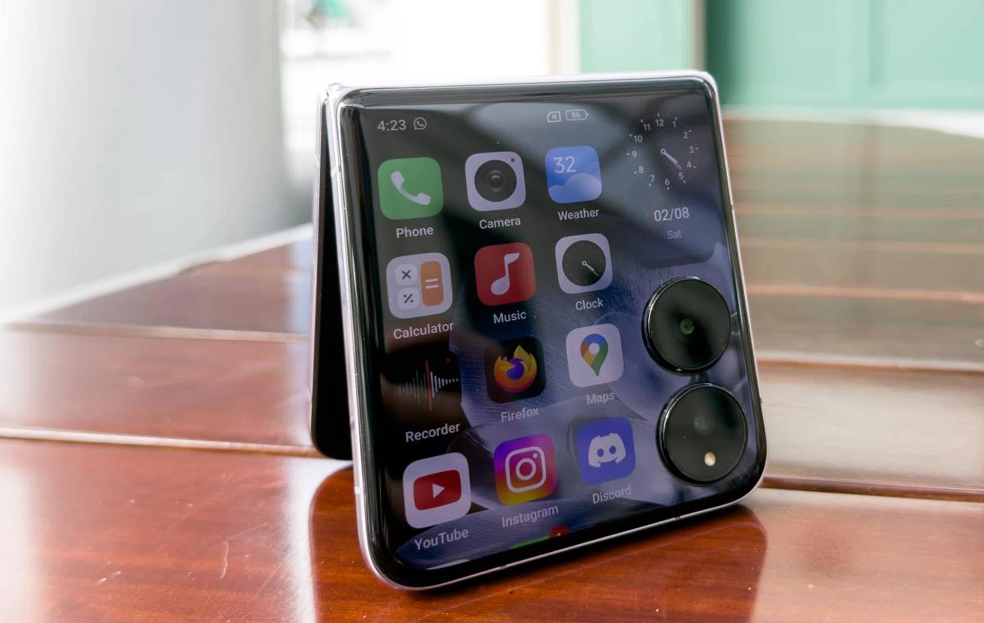 Check out all the apps you can put on the outer screen. Photo: HWZ.