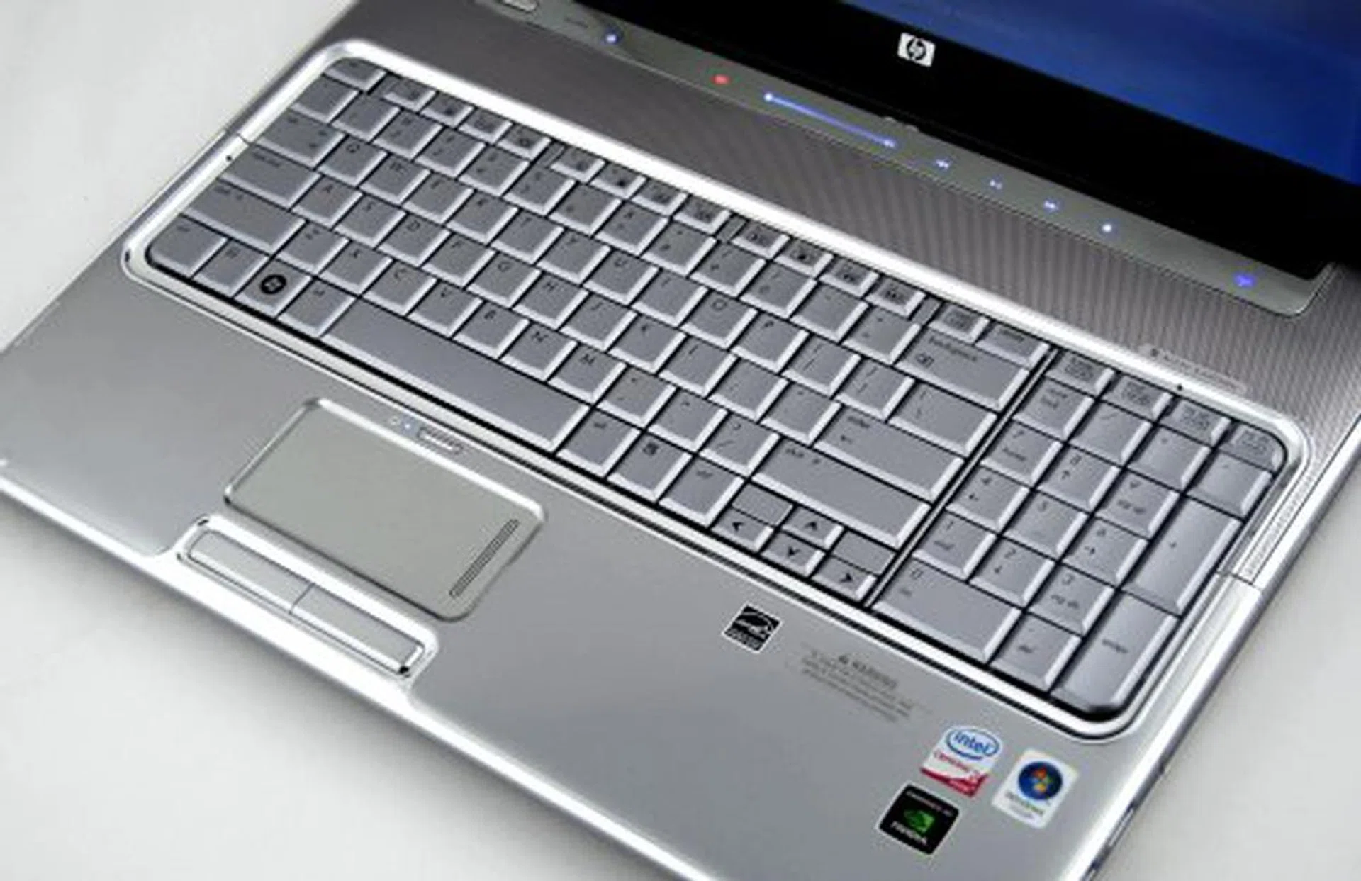 The spacious layout means there's ample space for resting your palms, and the keyboard is also a joy to type with. The only problem we found using the dv7 was the lower left corner got quite warm after prolonged usage.