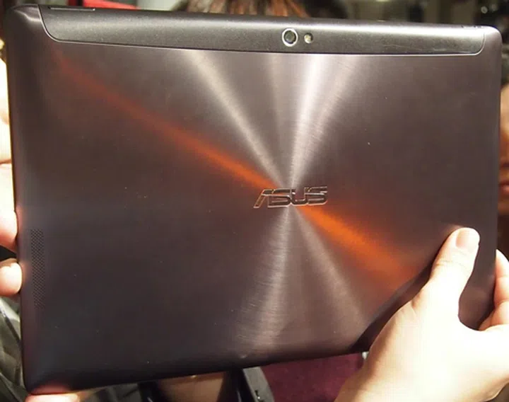The signature spun metallic-finished makes an appearance on the ASUS Transformer Pad Infinity.