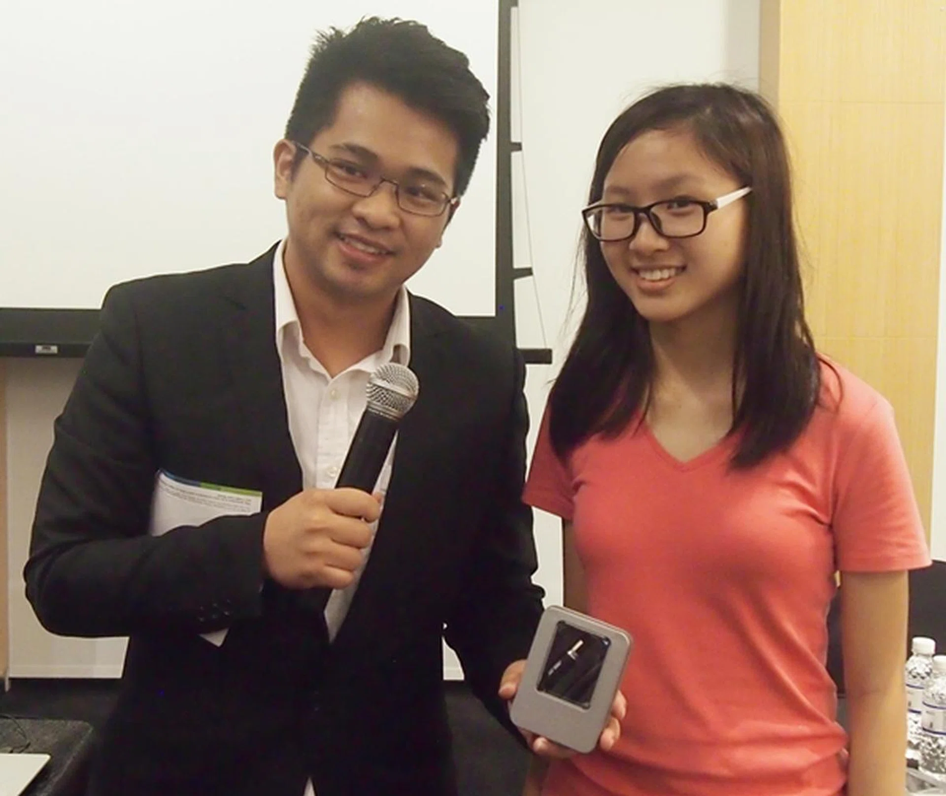 Attendees participated actively in the mini quizzes where they walked away with ASUS thumb drives, passport holders and Cerruti pens.