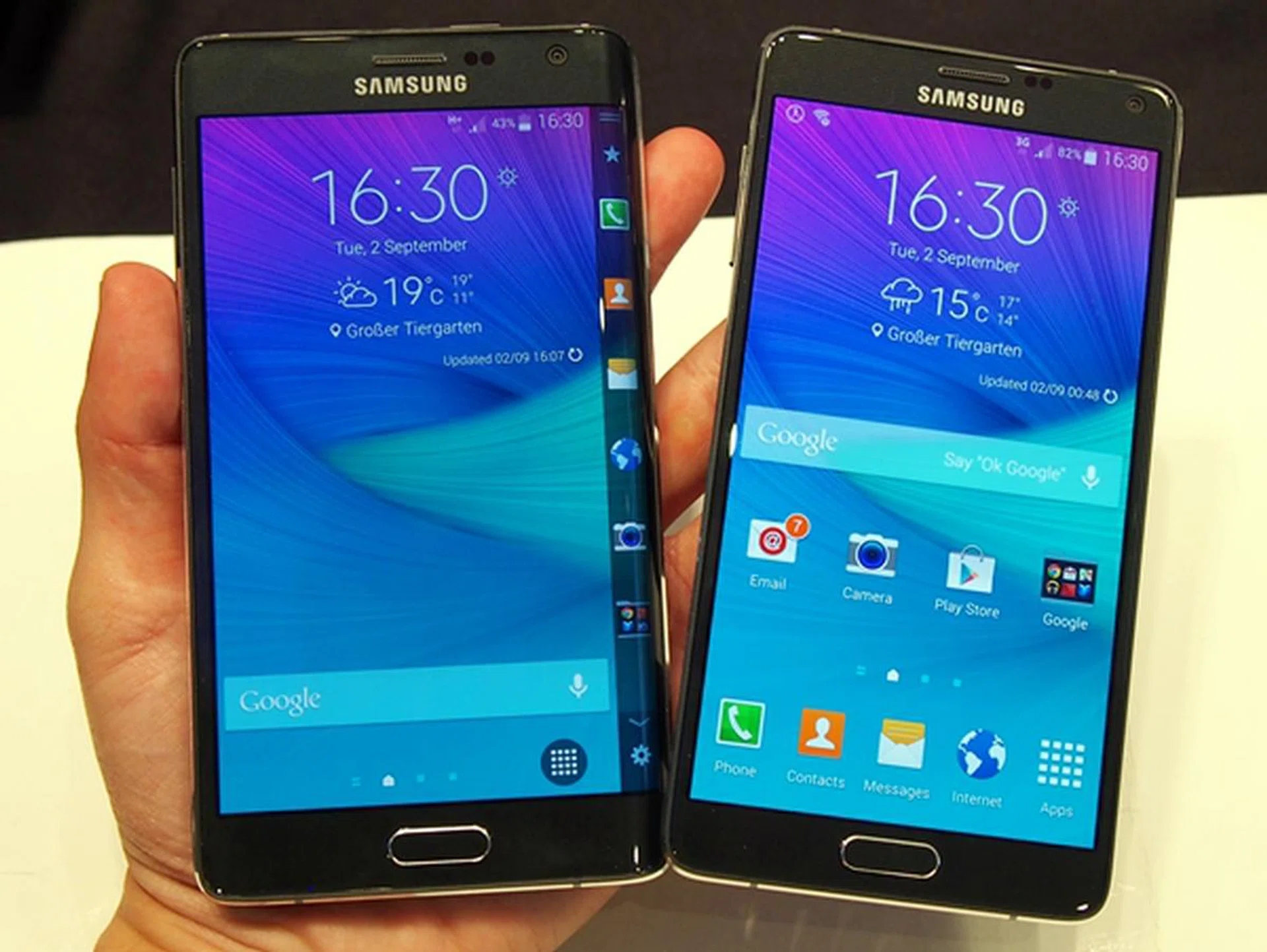 Introducing the two newest members of the Samsung Galaxy Note family, the Galaxy Note Edge (left) and Galaxy Note 4 (right).