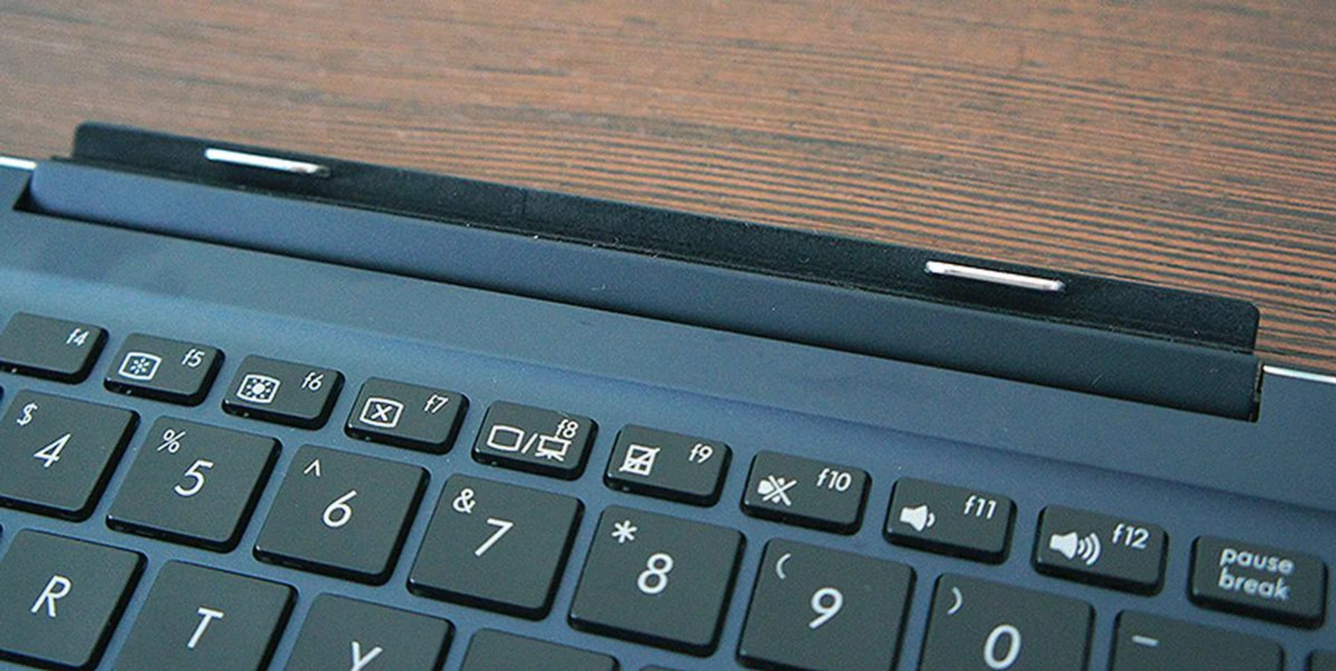 Two powerful magnets on the hinge secure the tablet display to the keyboard dock.