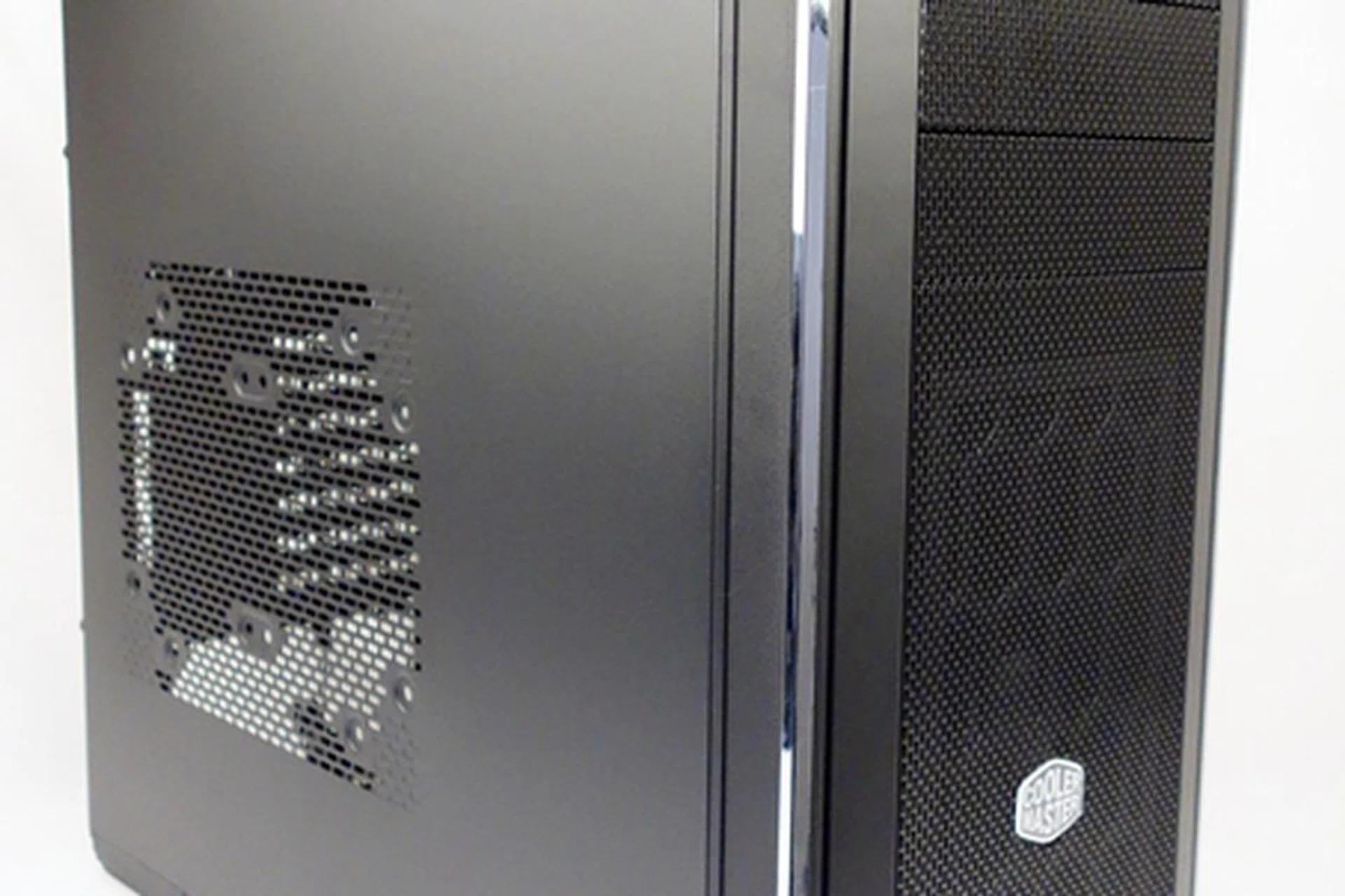 The CM 690 III sports a very similar look as the older CM 690 II and CM 690 chassis. However, we find the newer chassis' facade appears smoother as the mesh drive covers are pushed out, rather than set into the recess of the front cover. 