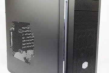 The CM 690 III sports a very similar look as the older CM 690 II and CM 690 chassis. However, we find the newer chassis' facade appears smoother as the mesh drive covers are pushed out, rather than set into the recess of the front cover. 