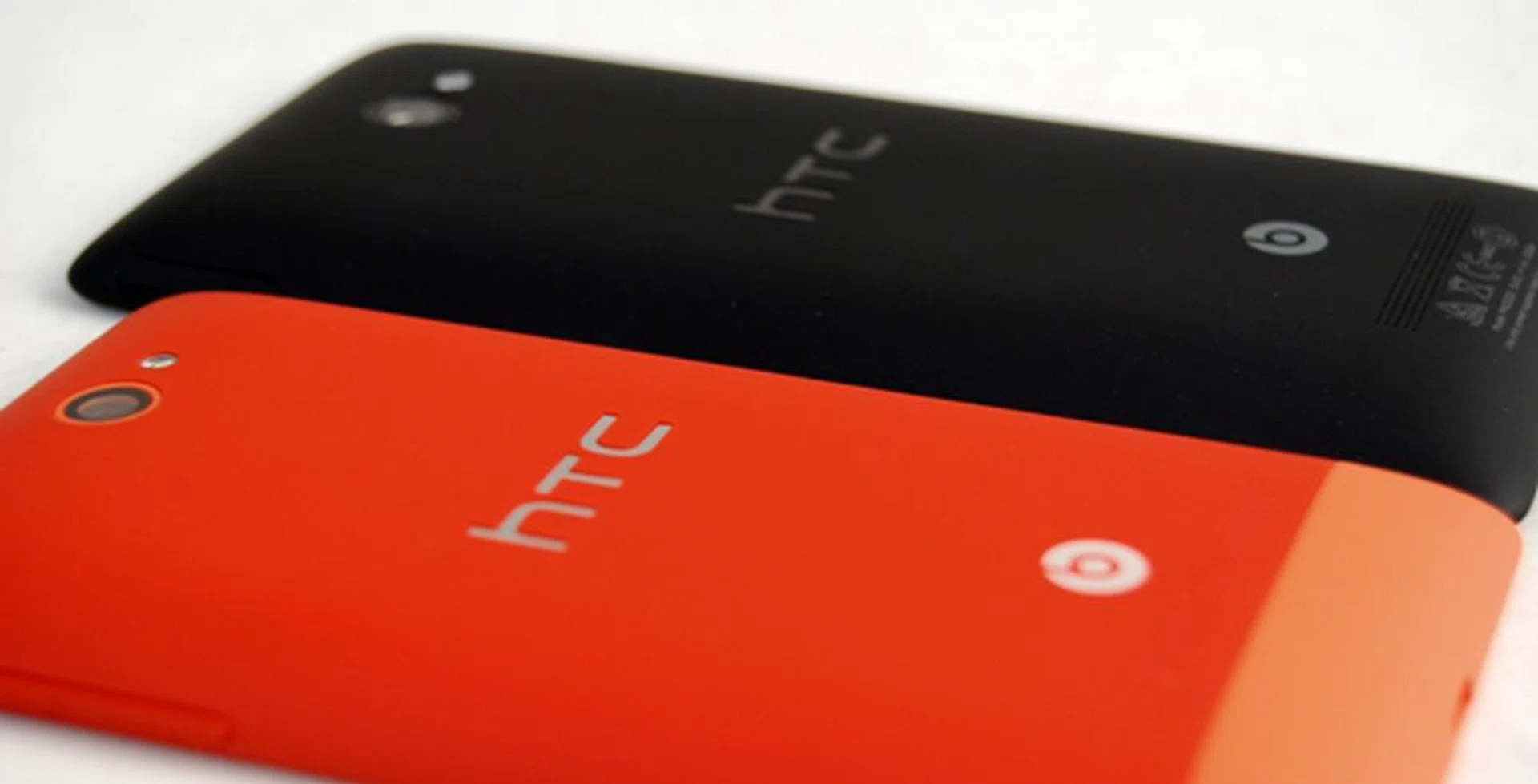 The Windows Phone 8S by HTC is just a smaller variant of the Windows Phone 8X as both devices share the same design language.