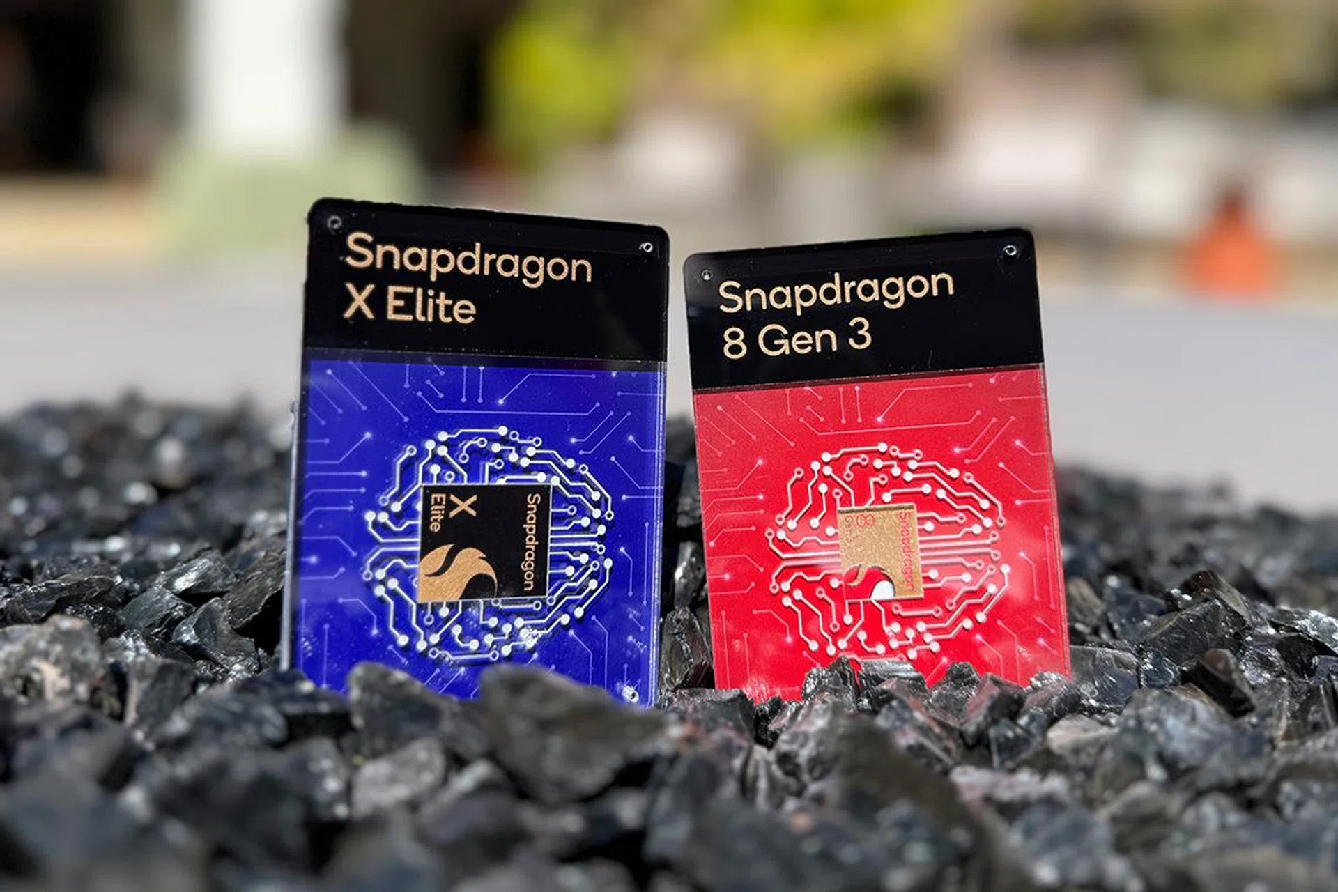 Qualcomm Snapdragon X Elite (left) and Snapdragon 8 Gen 3 (right).