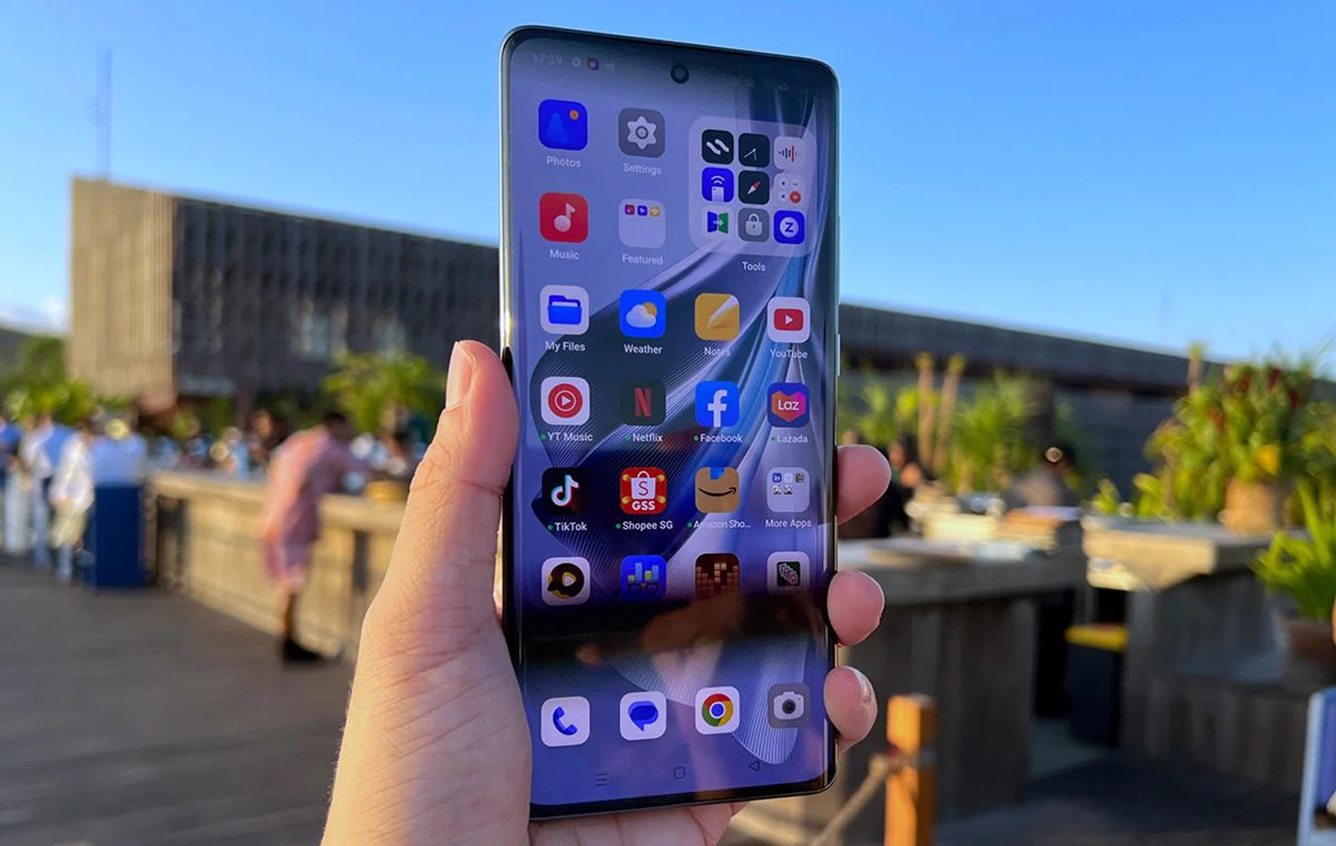 The black bars are the Oppo's adaptive high refresh rates not playing nicely with our camera's imaging system.